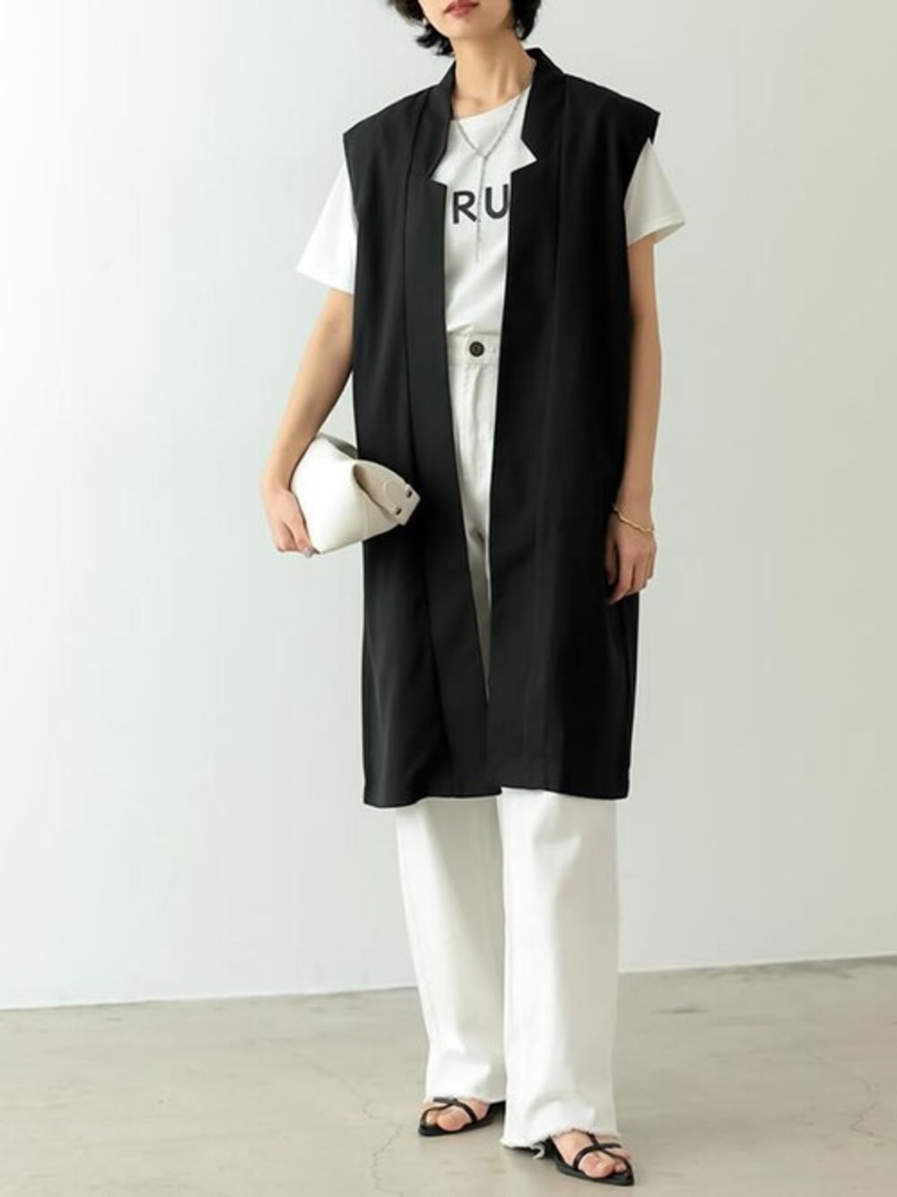 「デニム、ロゴT、ショルダーバッグ、Tシャツ、モノトーン、サンダル、ジレ、Re:EDIT、リエディ、リエディ(Re:EDIT)」｜「Re:EDITのリネンタッチロングジレ（ノーカラージャケット、ブラック系）」を使った、reedit_officialさん（レディース・166cm）の春コーディネートの1枚目の写真