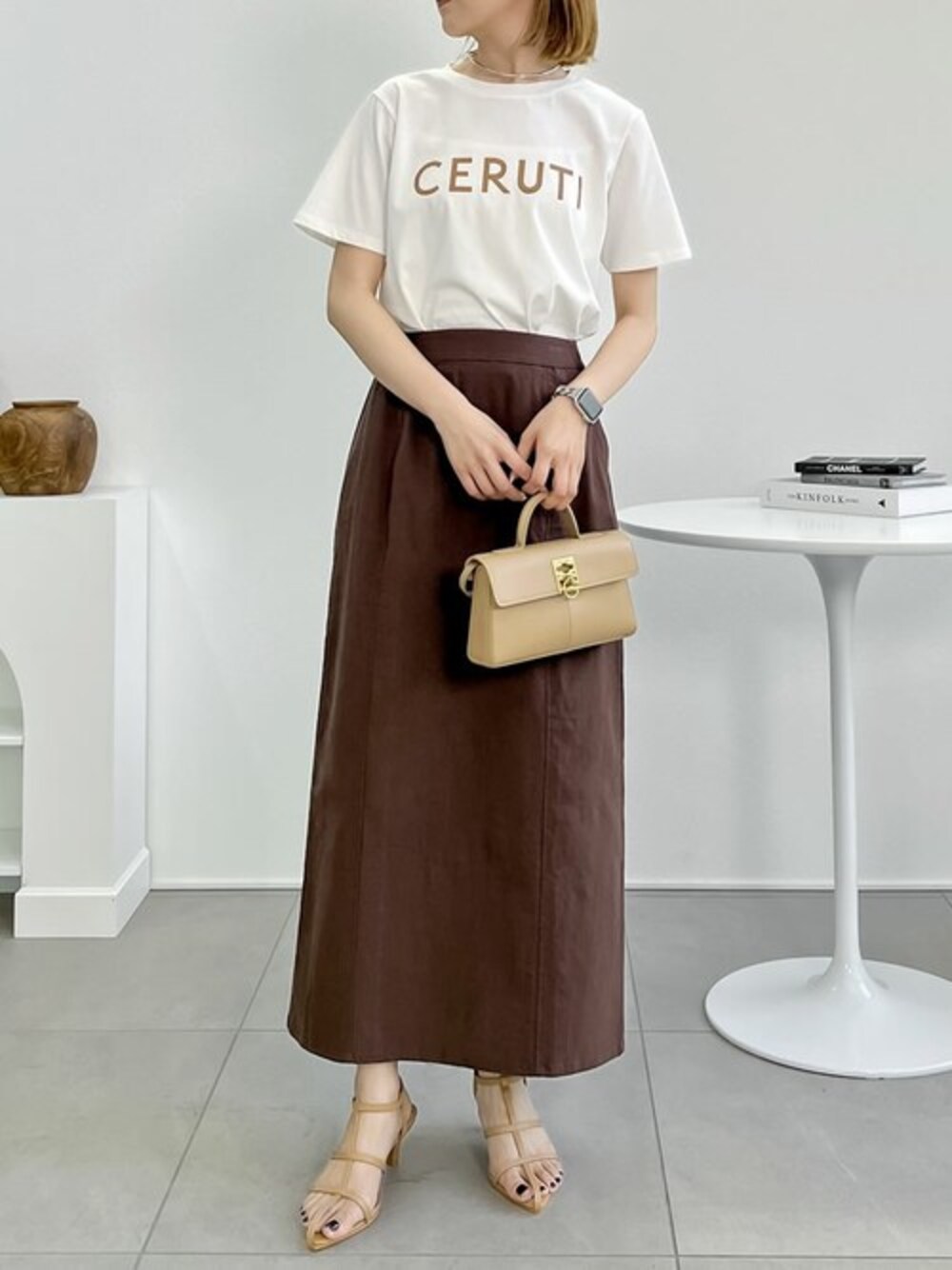 「ロゴT、Tシャツ、大人カジュアル、シンプルコーデ、夏コーデ、スリットスカート、接触冷感、Re:EDIT、リエディ、リエディ(Re:EDIT)」｜「Re:EDITの[接触冷感]フロントロゴプリントTシャツ（Tシャツ/カットソー、ホワイト系）」を使った、reedit_officialさん（レディース・163cm）の夏コーディネートの1枚目の写真