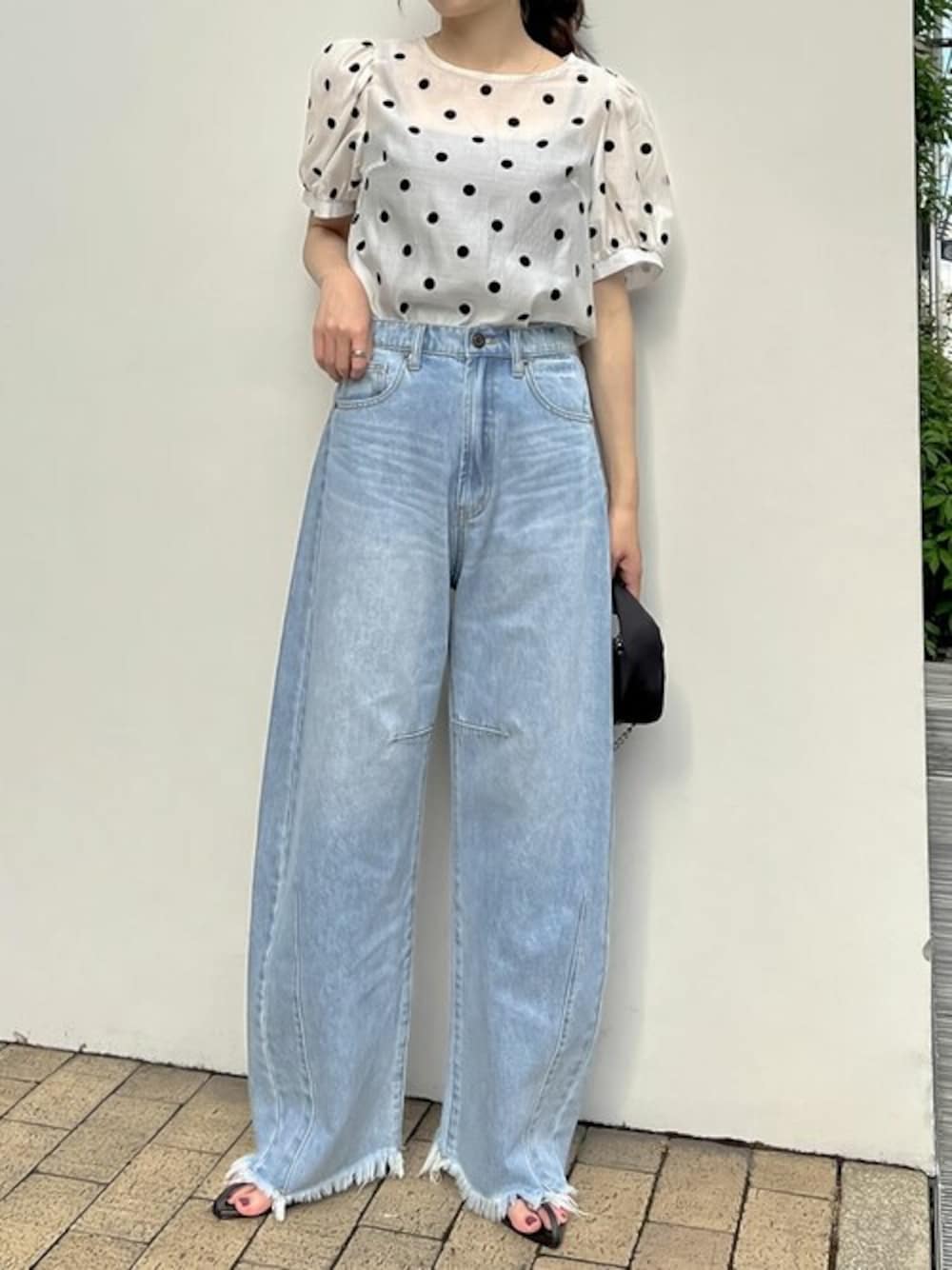 「ドット、夏コーデ、デニムコーデ、大人可愛い、パフスリーブ、Re:EDIT、リエディ、シアートップス、フリンジデニム、リエディ(Re:EDIT)」｜「Re:EDITの選べるドット柄パフスリーブシアーブラウス（シャツ/ブラウス、ホワイト系）」を使った、reedit_officialさん（レディース・158cm）の夏コーディネートの1枚目の写真