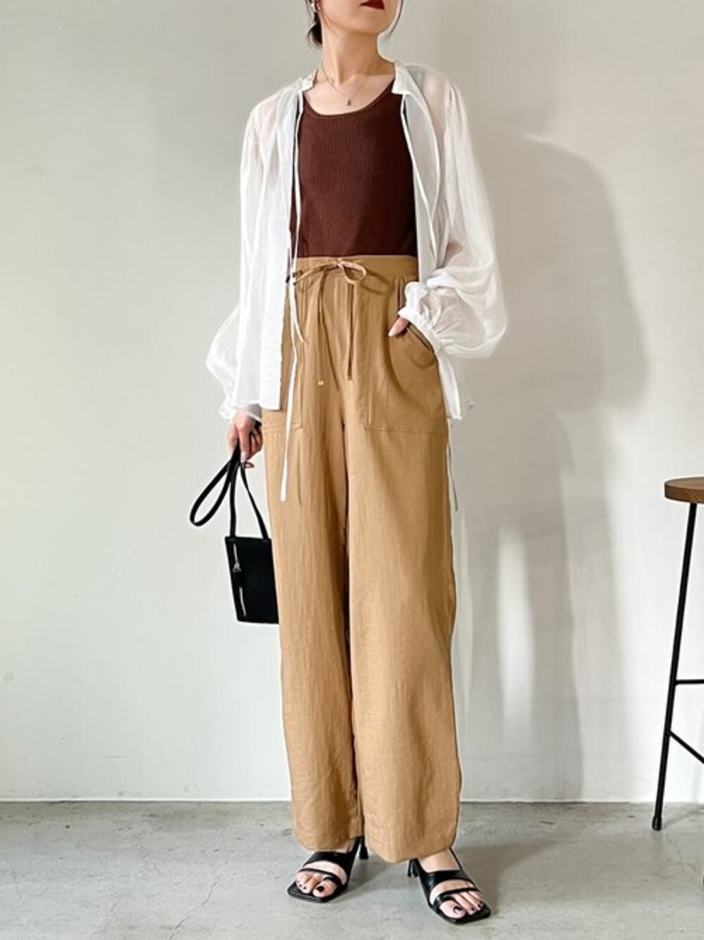 「ブラウス、ビッグシルエット、ショルダーバッグ、ワイドパンツ、お出かけコーデ、リネン、Re:EDIT、リエディ、シアートップス、リエディ(Re:EDIT)」｜「Re:EDITの[辻元舞さん着用]前後2WAYボリュームスリーブシアーブラウス（シャツ/ブラウス、ホワイト系）」を使った、reedit_officialさん（レディース・163cm）の夏コーディネートの1枚目の写真