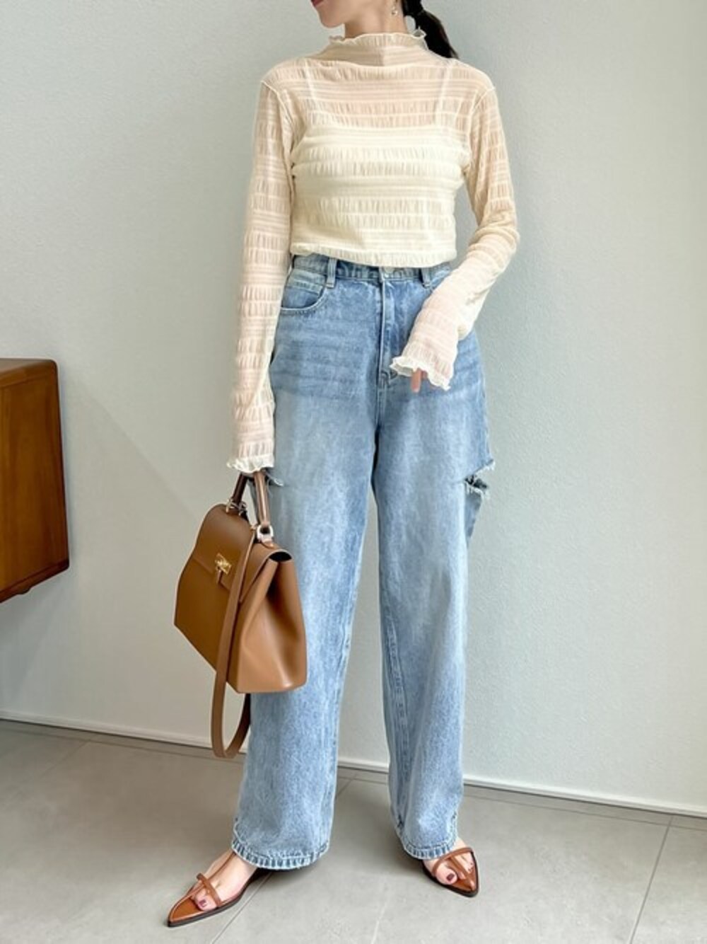 ホワイト系のTシャツ/カットソー、ブルー系のデニムパンツ、イエロー系のサンダルを着用したレディースの夏コーディネートの1枚目の写真