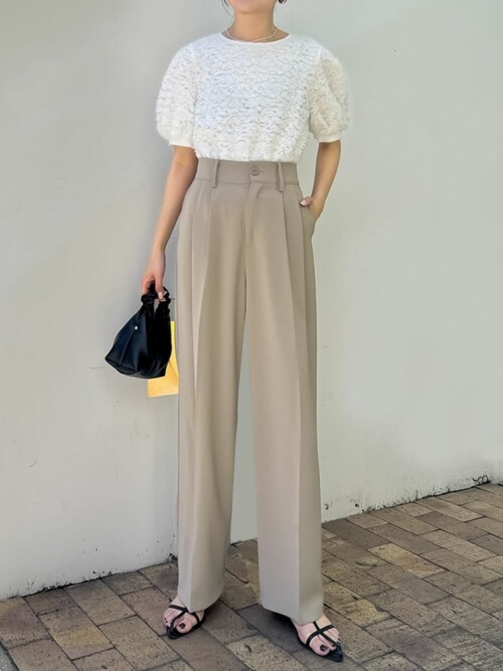 「ワイドパンツ、サンダル、ミニバッグ、夏コーデ、淡色コーデ、Re:EDIT、リエディ、ボリューム袖、シアートップス、リエディ(Re:EDIT)」｜「Re:EDITの[2023 SUMMER COLLECTION]シアーレースジャガード半袖プルオーバー（シャツ/ブラウス、ホワイト系）」を使った、reedit_officialさん（レディース・163cm）の夏コーディネートの1枚目の写真