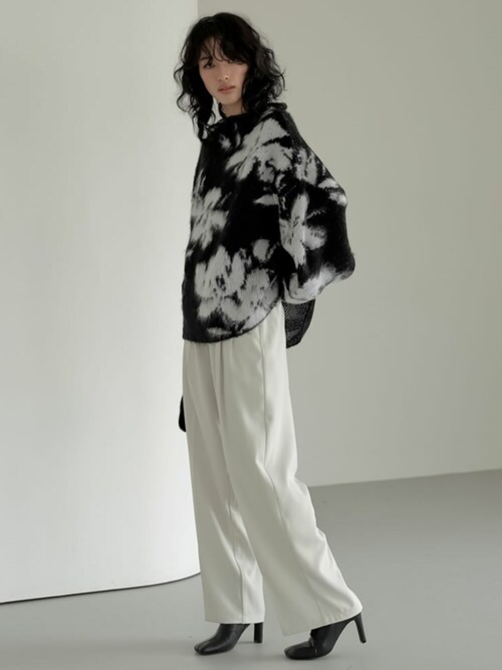 「花柄、モノトーン、休日スタイル、ワイドパンツ、お出かけコーデ、シャギーニット、秋コーデ、Re:EDIT、リエディ、リエディ(Re:EDIT)」｜「Re:EDITの[神山まりあさん着用][WINTER COLLECTION]フェイクレザースクエアトゥミドルブーツ（ブーツ、ブラック系）」を使った、reedit_officialさん（レディース・167cm）の夏コーディネートの1枚目の写真