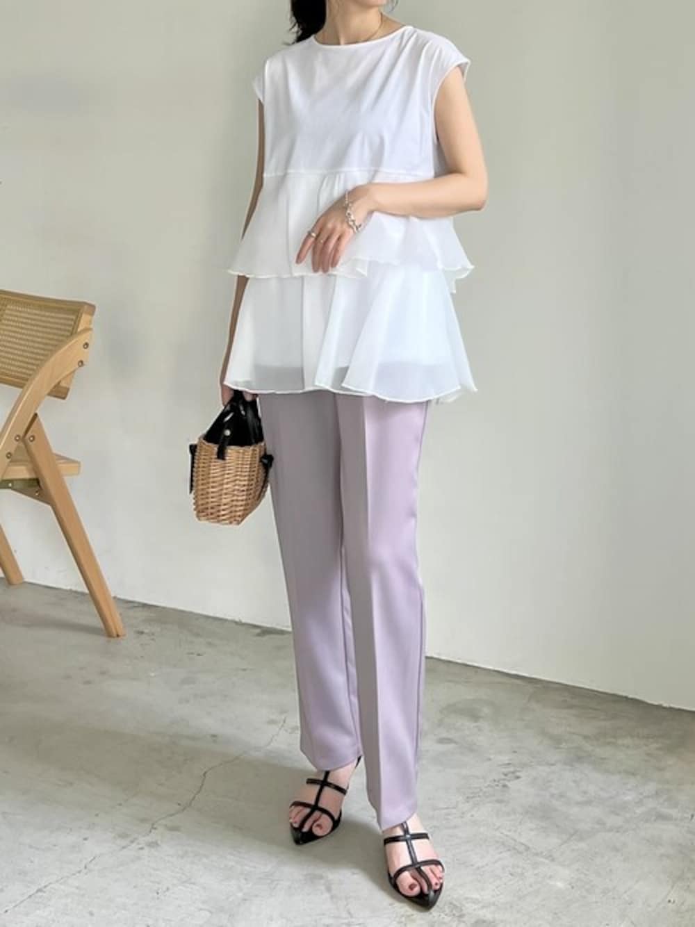 「テーパードパンツ、カラーパンツ、休日スタイル、サンダル、オフィスカジュアル、フリルトップス、ティアード、Re:EDIT、リエディ、リエディ(Re:EDIT)」｜「Re:EDITのソフトオーガンジーティアードフリルトップス（Tシャツ/カットソー、ホワイト系）」を使った、reedit_officialさん（レディース・158cm）の夏コーディネートの1枚目の写真