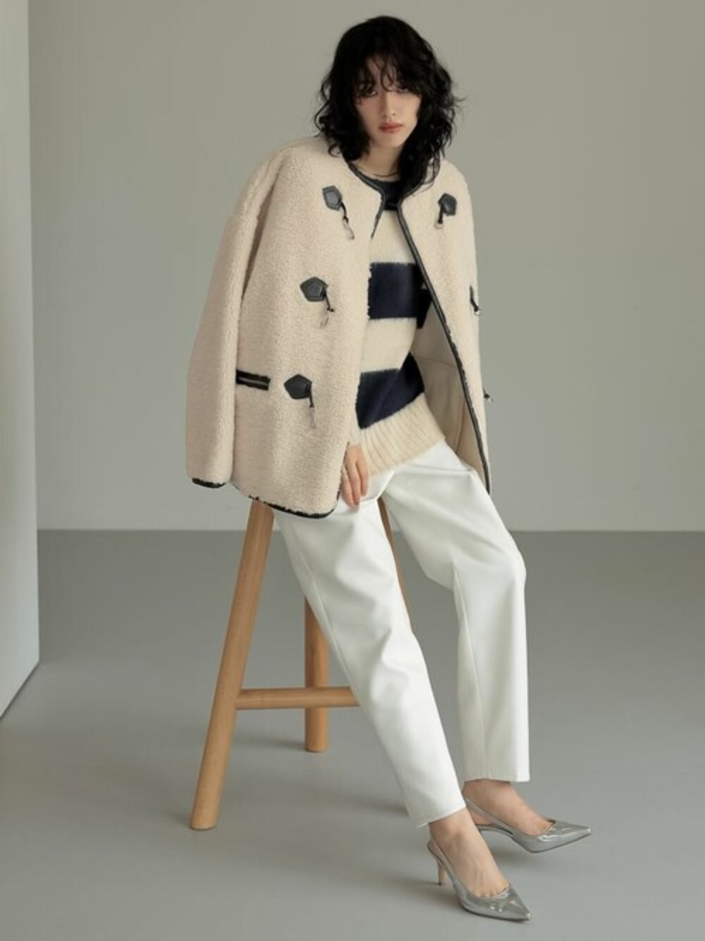 「アウター、ボーダー、フリル、シャギー、レザーパンツ、秋コーデ、ボアコート、Re:EDIT、リエディ、リエディ(Re:EDIT)」｜「Re:EDITの[2023A/W PRE ORDER][低身長サイズ有]合皮パイピングビットボアブルゾン（ブルゾン、ホワイト系）」を使った、reedit_officialさん（レディース・167cm）の夏コーディネートの1枚目の写真
