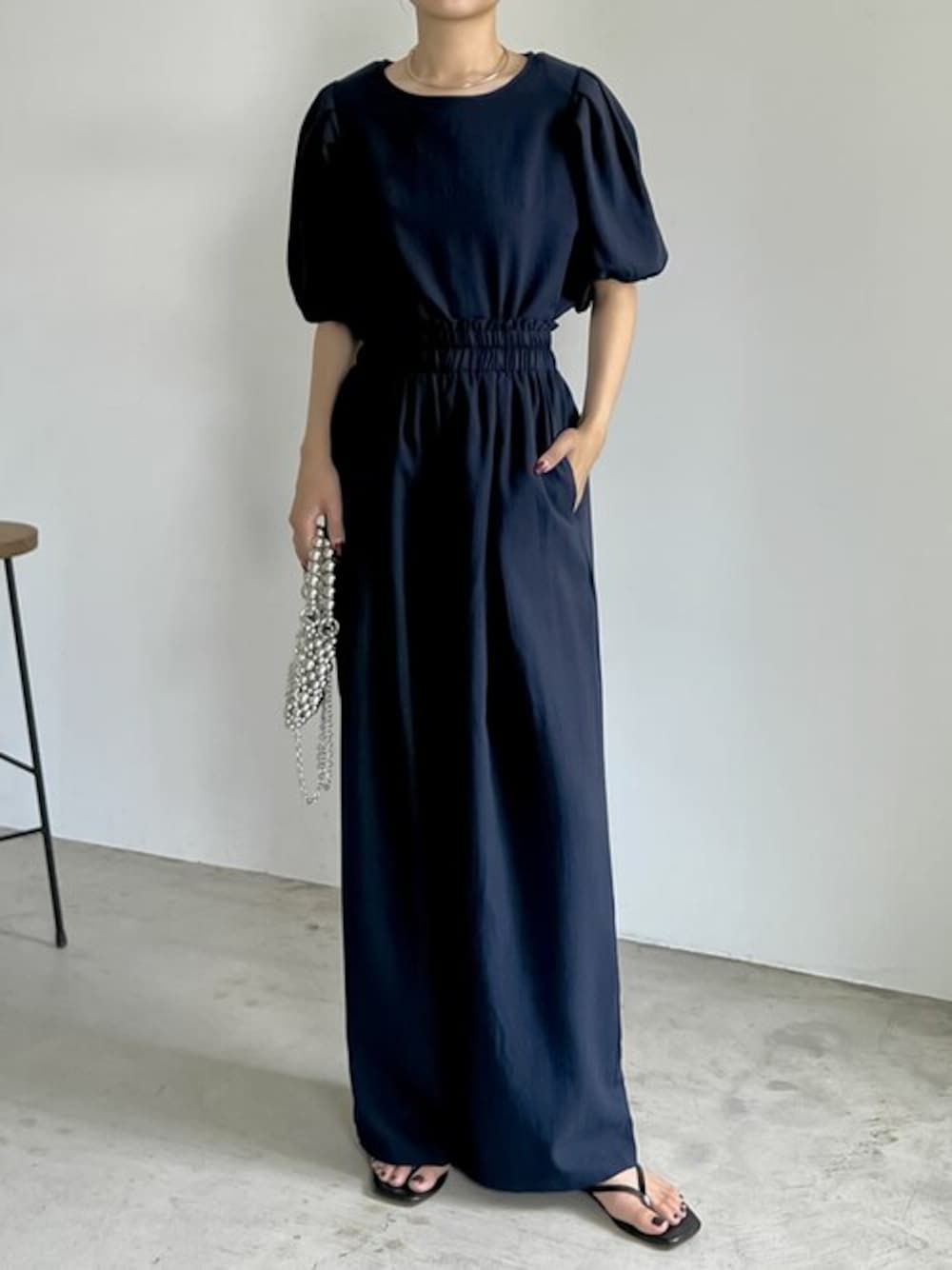 「セットアップ、休日スタイル、ワイドパンツ、サンダル、リネン、パフスリーブ、ビーチサンダル、Re:EDIT、リエディ、秋服準備はじめました」｜「Re:EDITの[2点セット][低身長サイズ有]リネンタッチパフスリーブトップス×フリルパンツセットアップ（セットアップ、ブルー系）」を使った、reedit_officialさん（レディース・163cm）の夏コーディネートの1枚目の写真