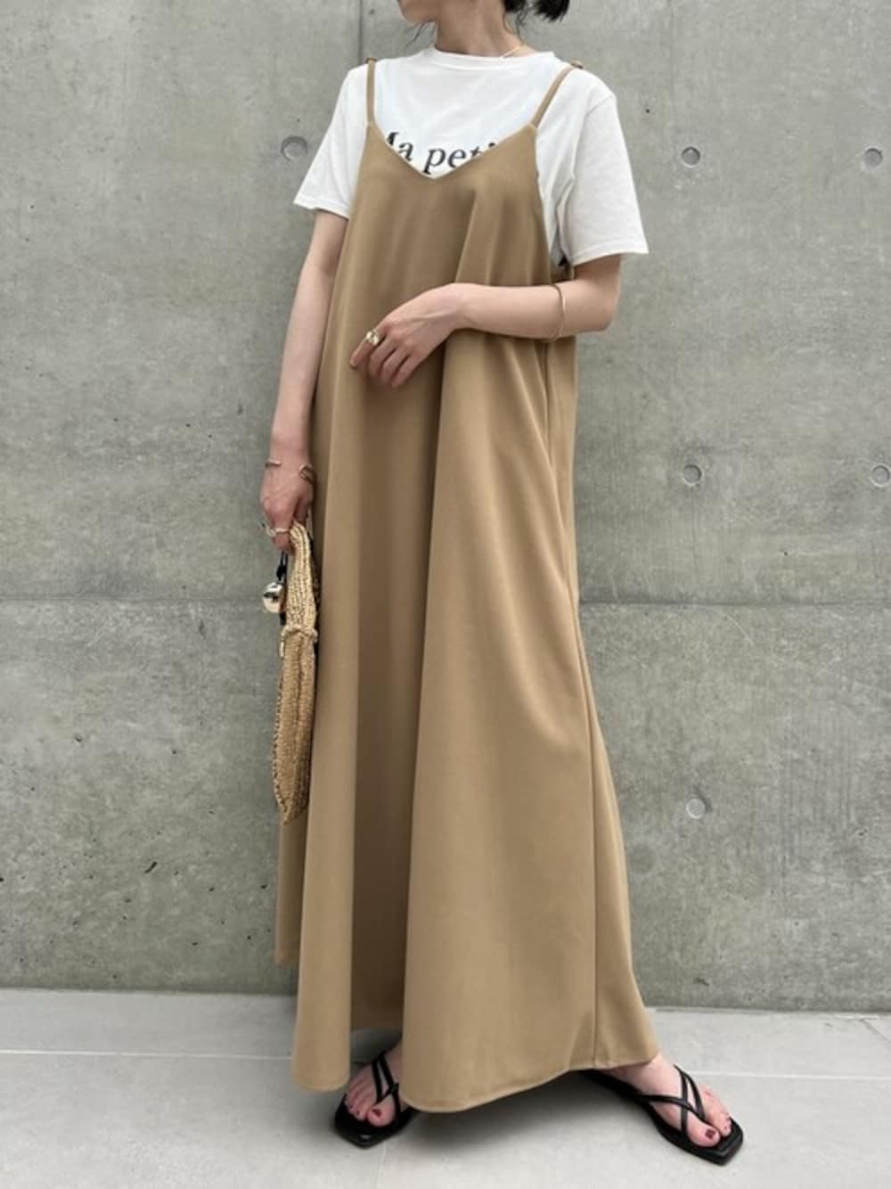 「ワンピース、ロゴT、Tシャツ、休日スタイル、お出かけコーデ、サンダル、キャミワンピ、Re:EDIT、リエディ、リエディ(Re:EDIT)」｜「Re:EDITの[低身長/高身長/大きいサイズ有][イージーケア]ジョーゼットポンチフレアキャミワンピース（ジャンパースカート、ベージュ系）」を使った、reedit_officialさん（レディース・158cm）の夏コーディネートの1枚目の写真