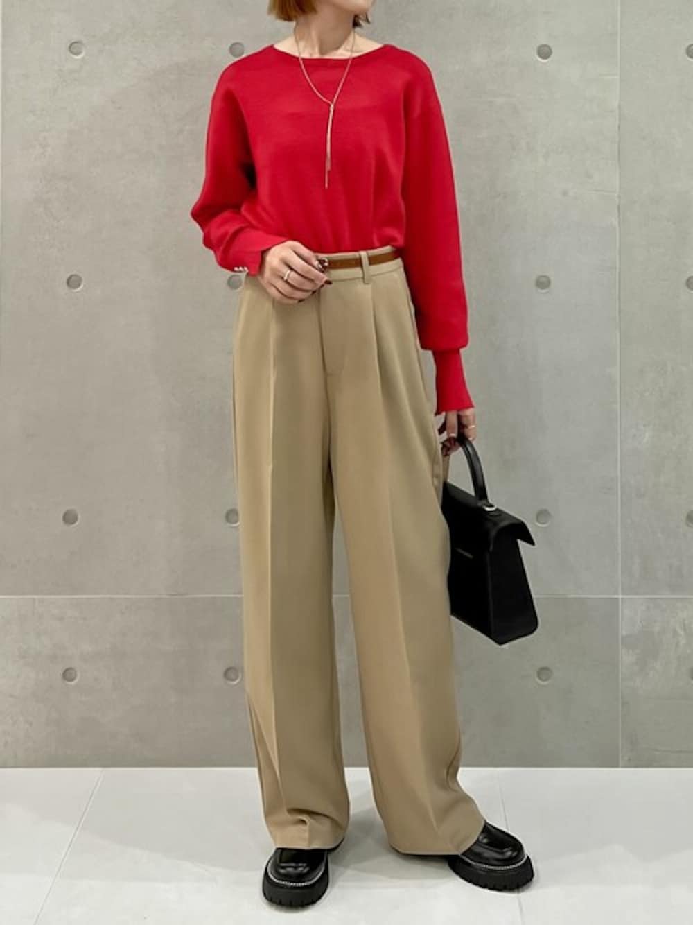 「ニット、レッド、ワイドパンツ、お出かけコーデ、オフィスカジュアル、秋コーデ、Re:EDIT、リエディ、秋服準備はじめました、Coming soon…」｜「Re:EDITの[低身長/高身長/大きいサイズ有]リサイクルストレッチツイルタックワイドパンツ（スラックス、ベージュ系）」を使った、reedit_officialさん（レディース・163cm）の夏コーディネートの1枚目の写真