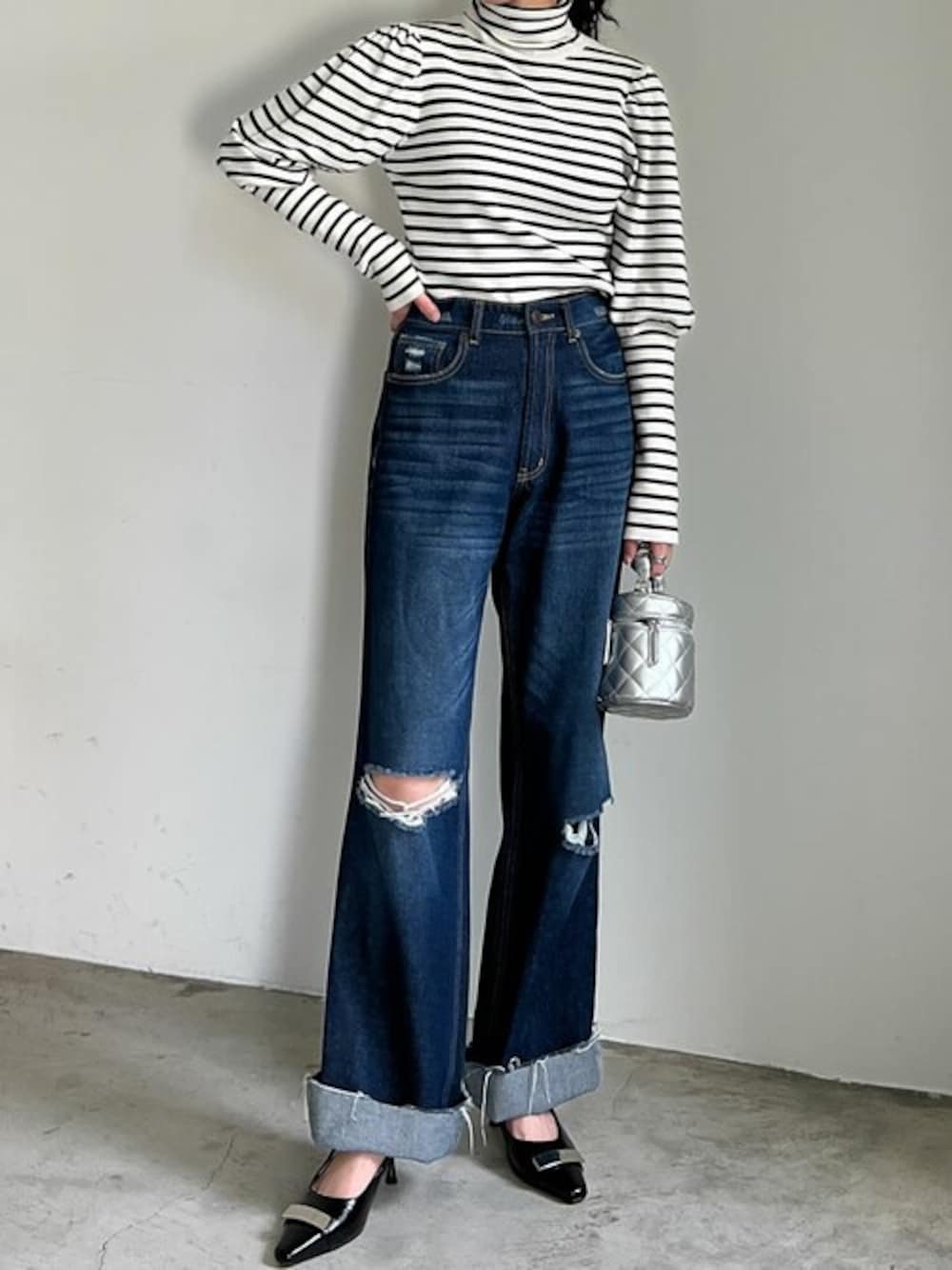 「デニム、ボーダー、お出かけコーデ、リブニット、ダメージデニムパンツ、パフスリーブ、秋コーデ、Re:EDIT、リエディ、秋服準備はじめました」｜「Re:EDITの[2023A/W PRE ORDER]パフショルダー細リブタートルニットトップス（ニット/セーター、ホワイト系）」を使った、reedit_officialさん（レディース・158cm）の夏コーディネートの1枚目の写真