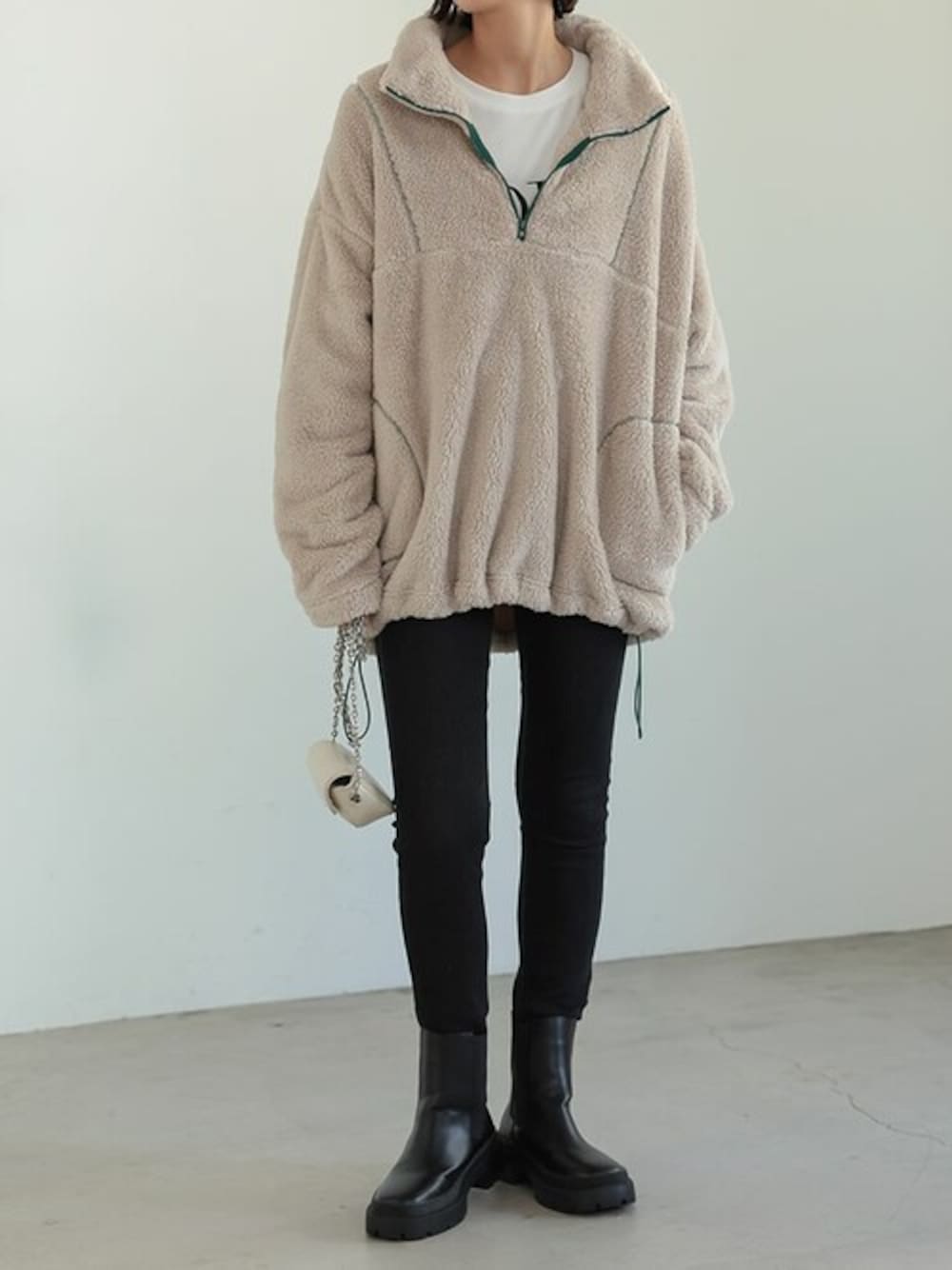 「パーカー、休日スタイル、お出かけコーデ、秋コーデ、ハーフジップ、Re:EDIT、リエディ、リエディ(Re:EDIT)、秋服準備始めました、秋服まるっと大公開」｜「Re:EDITの[小さい/大きいサイズ有]ストレッチスキニーデニムパンツ（デニムパンツ、ブラック系）」を使った、reedit_officialさん（レディース・162cm）の秋コーディネートの1枚目の写真