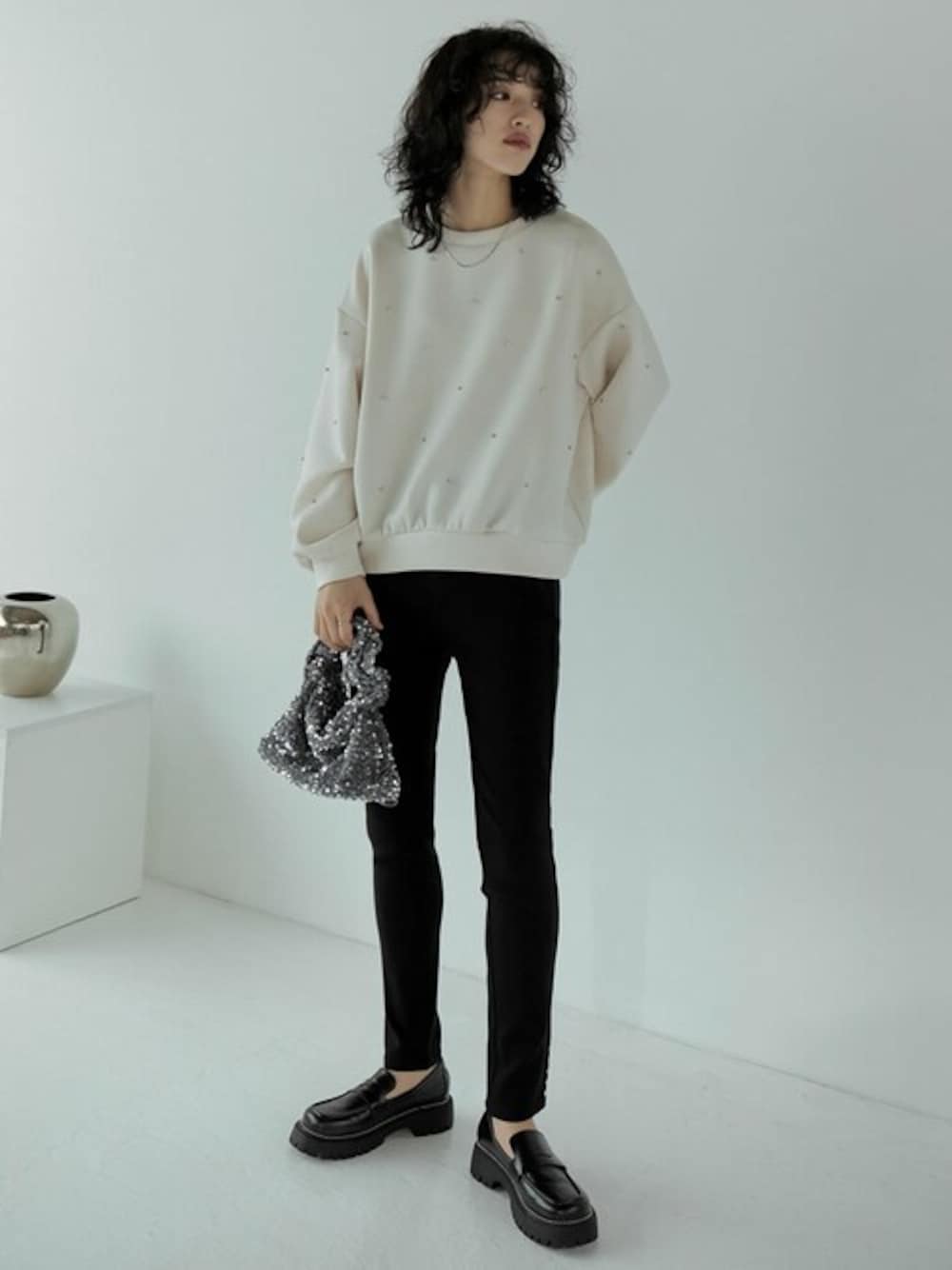 「スウェット、冬コーデ、ビジュー、休日スタイル、シンプルコーデ、秋冬コーデ、Re:EDIT、リエディ、リエディ(Re:EDIT)、秋服準備はじめました」｜「Re:EDITの[BAG COLLECTION]スパンコールハンドルギャザーミニハンドバッグ（ハンドバッグ、シルバー系）」を使った、reedit_officialさん（レディース・167cm）の秋コーディネートの1枚目の写真