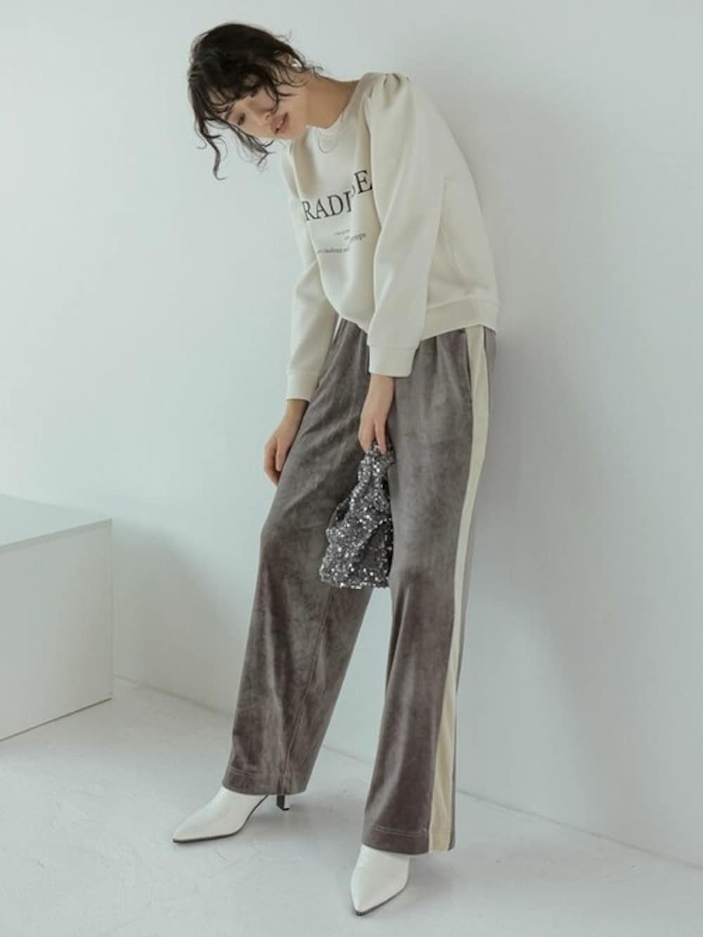 「スウェット、冬コーデ、スポーツミックス、休日スタイル、シンプルコーデ、秋冬コーデ、ベロアパンツ、Re:EDIT、リエディ、リエディ(Re:EDIT)」｜「Re:EDITの[2023-24 WINTER COLLECTION][大きいサイズ有]ポインテッドトゥスタッズデザインブーツ（ブーツ、ホワイト系）」を使った、reedit_officialさん（レディース・167cm）の秋コーディネートの1枚目の写真