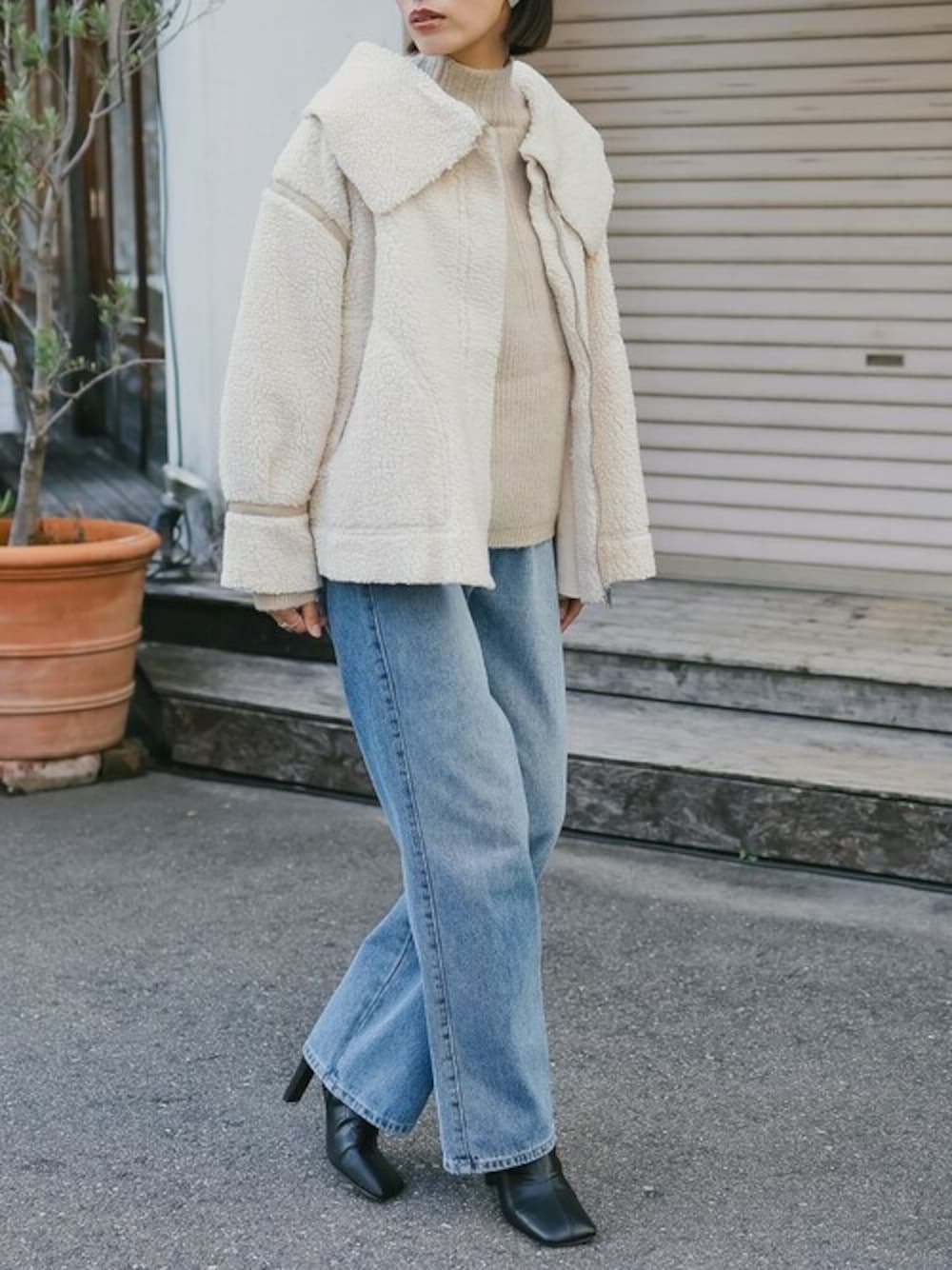 「デニム、お出かけコーデ、シンプルコーデ、オトナカジュアル、秋冬コーデ、ボアコート、Re:EDIT、リエディ、リエディ(Re:EDIT)、ファッションを楽しもう」｜「Re:EDITの[m___yo__さん着用][金子麻貴さん着用][2023A/W COLLECTION][低身長サイズ有]ビッグカラーフェイクレザーパイピングフレアボアコート（ムートンコート、ホワイト系）」を使った、reedit_officialさん（レディース・162cm）の秋コーディネートの1枚目の写真