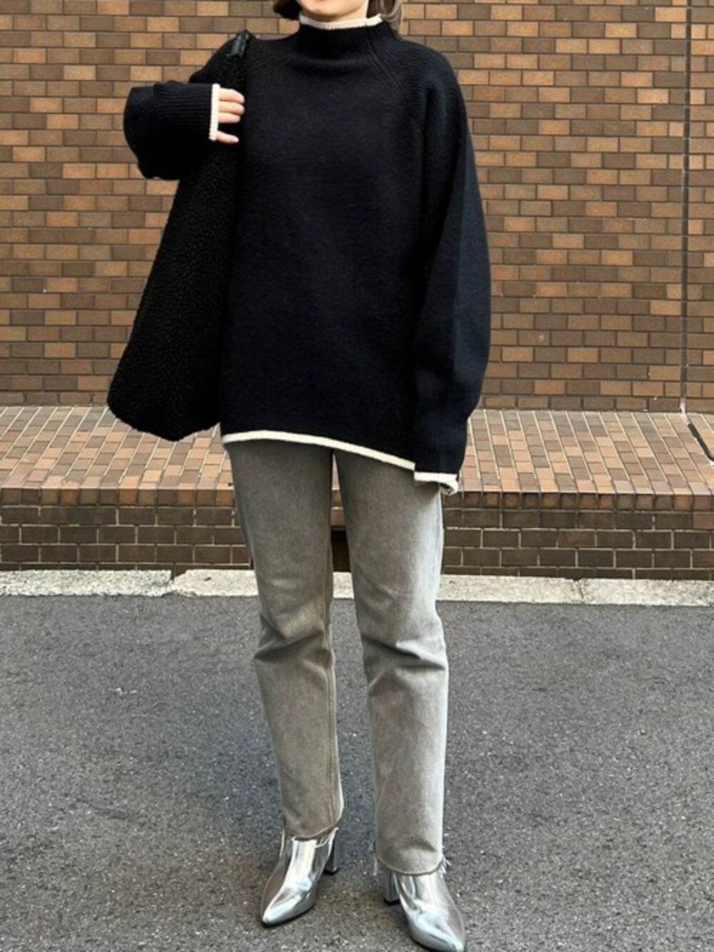 「ニット、冬コーデ、モノトーン、休日スタイル、きれいめカジュアル、シンプルコーデ、Re:EDIT、リエディ、リエディ(Re:EDIT)、ファッションを楽しもう」｜「Re:EDITの[辻元舞さん着用]アルパカタッチハイネック起毛配色ニットボリュームスリーブトップス（ニット/セーター、ブラック系）」を使った、reedit_officialさん（レディース・158cm）の冬コーディネートの1枚目の写真