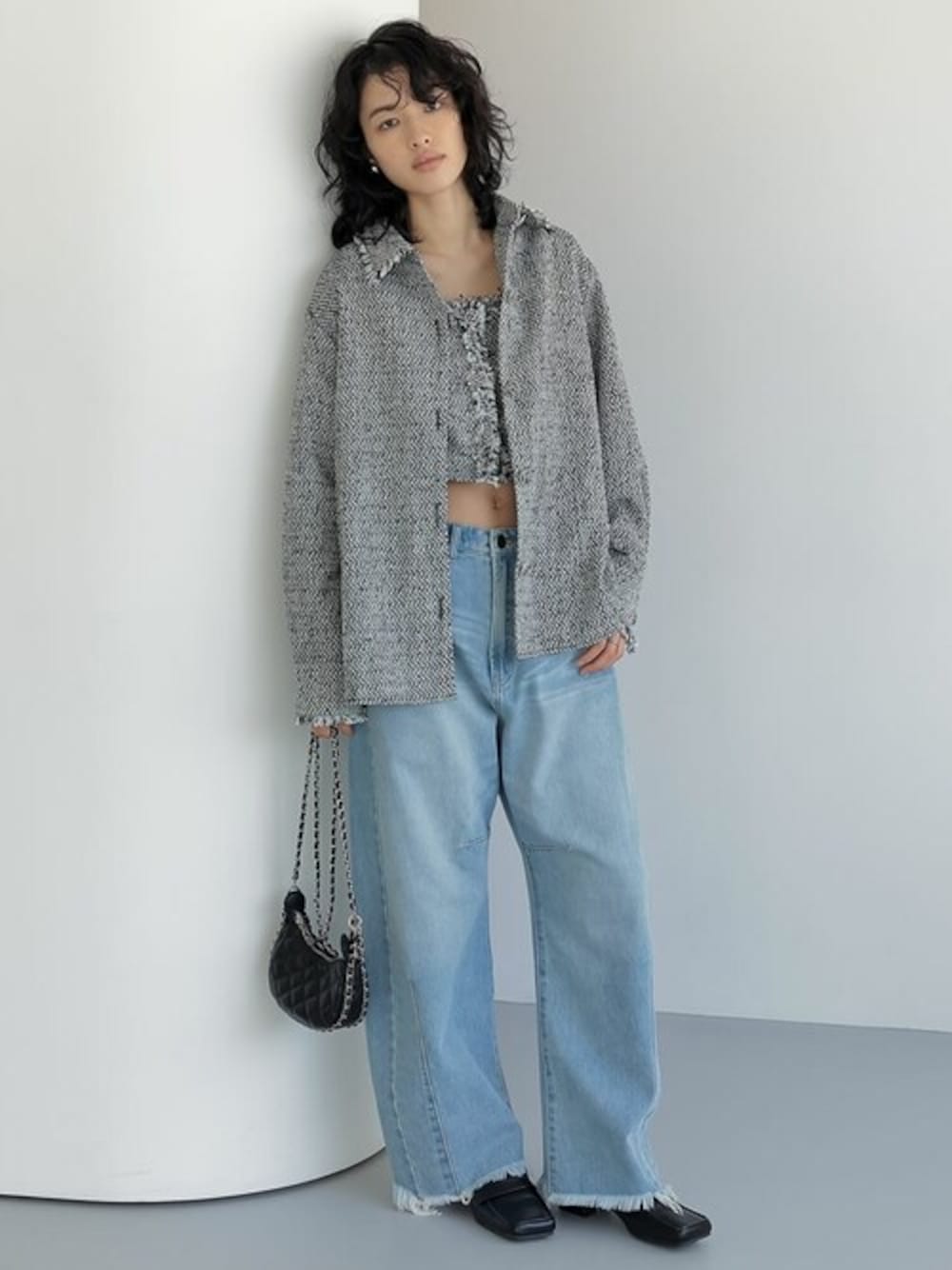 「セットアップ、ツイード、休日スタイル、きれいめカジュアル、ジャケットスタイル、春コーデ、デニム素材、Re:EDIT、リエディ、24ssトレンド」｜「Re:EDITの[2024SS PRE ORDER]ツイードフリンジステンカラージャケット（ステンカラーコート、ブラック系）」を使った、reedit_officialさん（レディース・167cm）の冬コーディネートの1枚目の写真