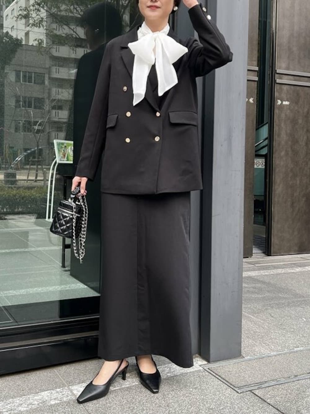 「モノトーン、レイヤードスタイル、オケージョン、シンプルコーデ、卒業式、春コーデ、卒園式、Re:EDIT、リエディ、リエディ(Re:EDIT)」｜「Re:EDITの[新色追加][低身長サイズ有]金ボタンブレザージャケット（テーラードジャケット、ブラック系）」を使った、reedit_officialさん（レディース・163cm）の冬コーディネートの1枚目の写真