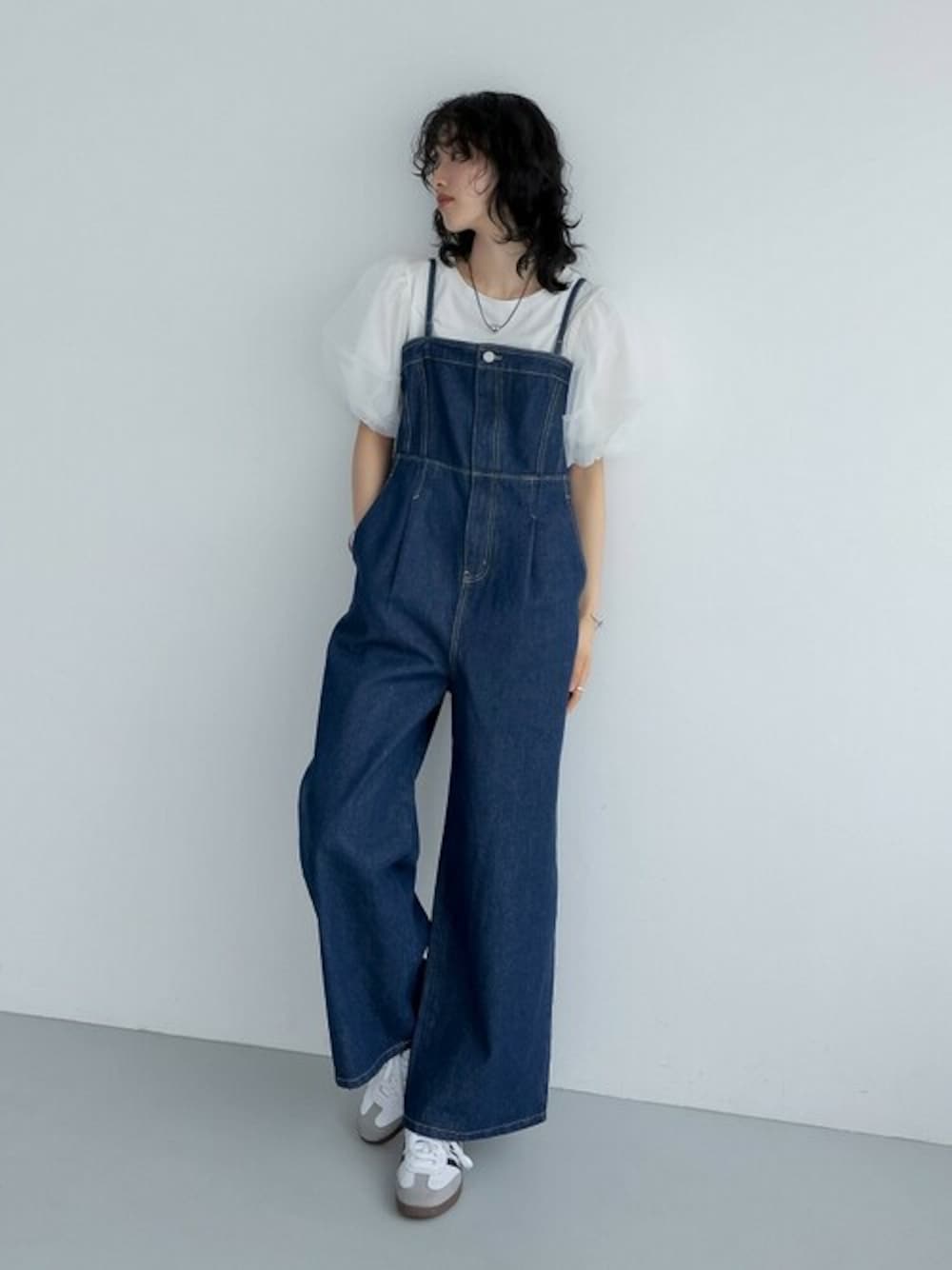 「オールインワン、休日スタイル、お出かけコーデ、デニムスタイル、きれいめカジュアル、シンプルコーデ、春コーデ、Re:EDIT、リエディ、リエディ(Re:EDIT)」｜「Re:EDITのオーガンジースリーブ半袖トップス（Tシャツ/カットソー、ホワイト系）」を使った、reedit_officialさん（レディース・167cm）の冬コーディネートの1枚目の写真