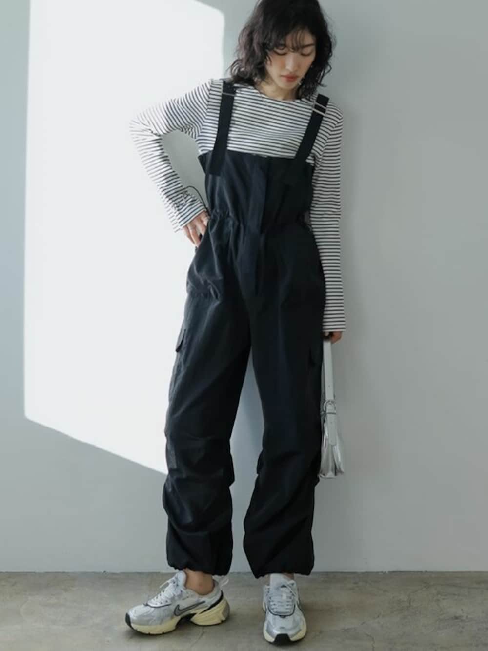 「サロペット、オールインワン、ボーダートップス、春コーデ、ワークテイスト、ナイロンパンツ、Re:EDIT、リエディ、リエディ(Re:EDIT)、春服みてみて」｜「Re:EDITの[新色追加]クルーネックフレアスリーブリブカットソートップス（Tシャツ/カットソー、ホワイト系）」を使った、reedit_officialさん（レディース・167cm）の春コーディネートの1枚目の写真
