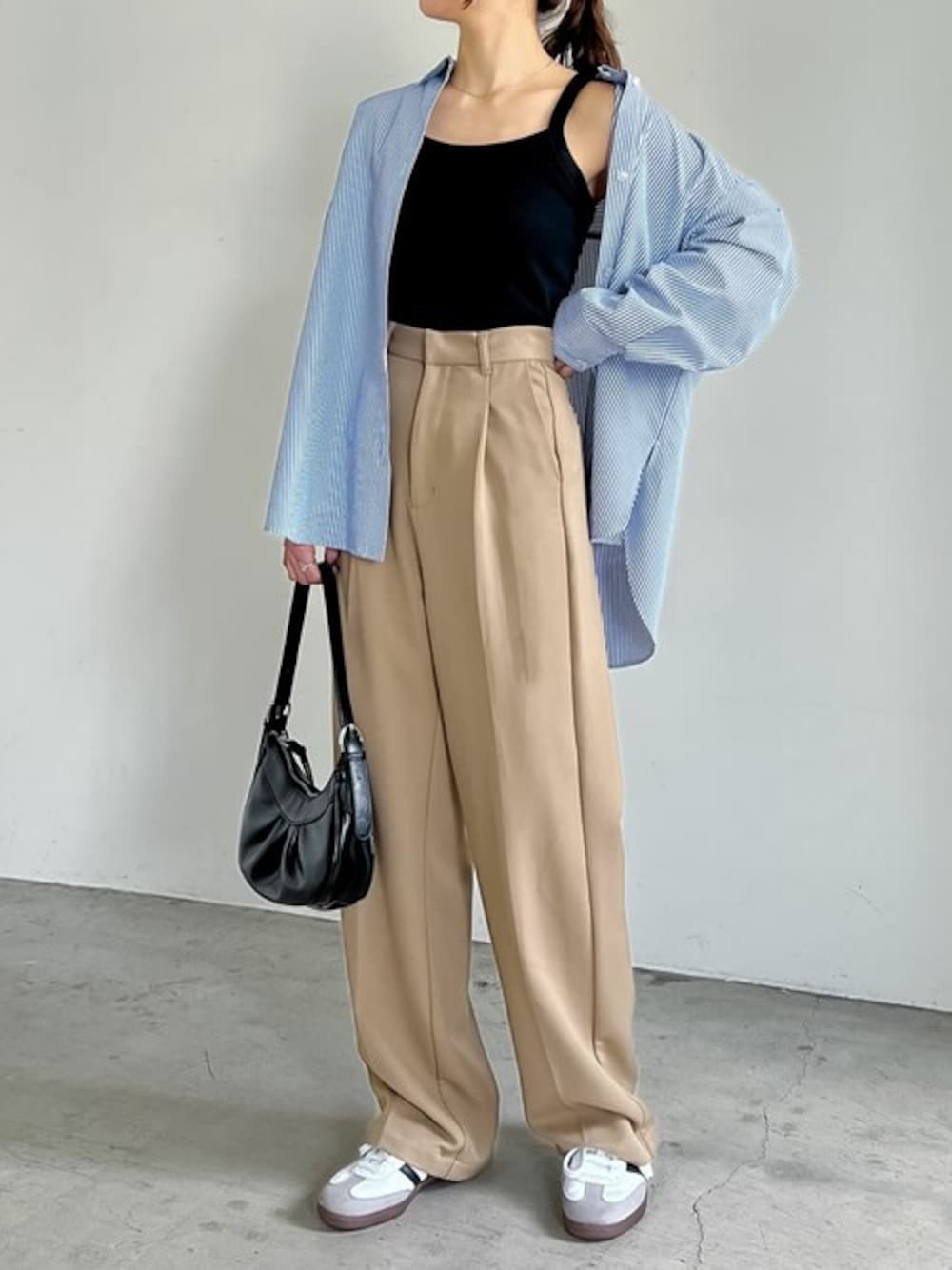 「スニーカー、休日スタイル、きれいめカジュアル、春コーデ、オーバーシャツ、Re:EDIT、リエディ、リエディ(Re:EDIT)、春服みてみて、春のおしゃ見えテクニック」｜「Re:EDITの[2024SS COLLECTION][低身長サイズ有]バックリボンオーバーサイズシャツ（シャツ/ブラウス、ブルー系）」を使った、reedit_officialさん（レディース・158cm）の春コーディネートの1枚目の写真