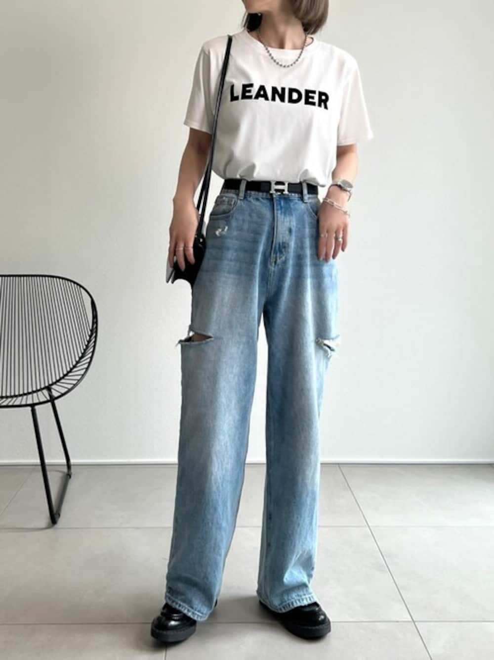 「デニムスタイル、春コーデ、ロゴTシャツ、デニムコーデ、着回しコーデ、デニム素材、Re:EDIT、リエディ、リエディ(Re:EDIT)、春服みてみて」｜「Re:EDITの[2024SS COLLECTION][大きいサイズ有]フロッキーゴシックロゴTシャツ（Tシャツ/カットソー、ホワイト系）」を使った、reedit_officialさん（レディース・161cm）の春コーディネートの1枚目の写真