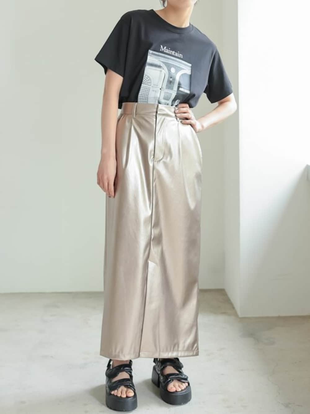 「プリントTシャツ、トレンドコーデ、春コーデ、メタリック、スカートコーデ、Re:EDIT、リエディ、リエディ(Re:EDIT)、春服みてみて、春のおしゃ見えテクニック」｜「Re:EDITの[2024SS COLLECTION]シーンナリーフォトプリントTシャツ（Tシャツ/カットソー、ブラック系）」を使った、reedit_officialさん（レディース・162cm）の春コーディネートの1枚目の写真