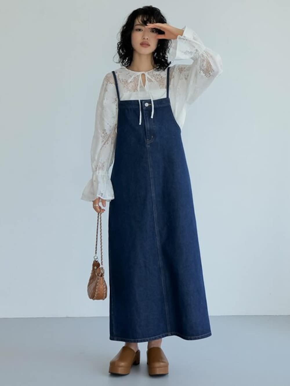 「デニムワンピース、きれいめカジュアル、デートコーデ、春コーデ、キャミワンピ、ワンピースコーデ、Re:EDIT、リエディ、リエディ(Re:EDIT)、春服みてみて」｜「Re:EDITの[2024SS COLLECTION][低身長/高身長サイズ有]デニムドロップデザインキャミワンピース（ワンピース、ブルー系）」を使った、reedit_officialさん（レディース・167cm）の春コーディネートの1枚目の写真