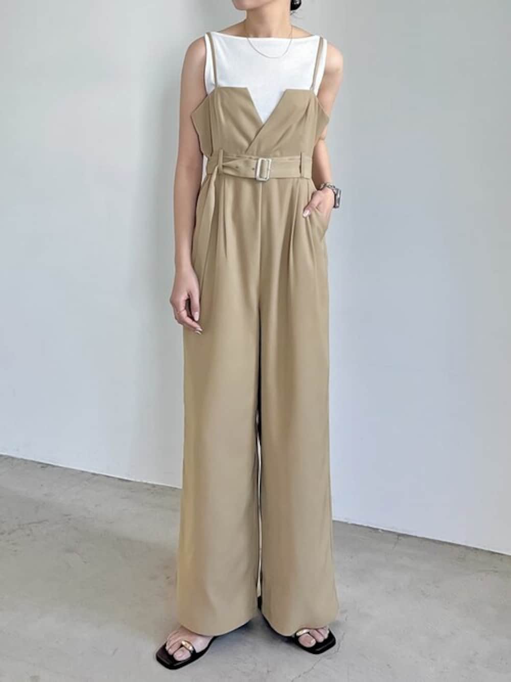 「トレンド、サロペット、オールインワン、お出かけコーデ、春コーデ、Re:EDIT、リエディ、リエディ(Re:EDIT)、春服みてみて、春のNewスタイル」｜「Re:EDITの[STORYコラボ][神山まりあさん着用][低身長/高身長サイズ有]カッティングデザインウエストベルト付きキャミサロペット（サロペット/オーバーオール、ベージュ系）」を使った、reedit_officialさん（レディース・163cm）の春コーディネートの1枚目の写真