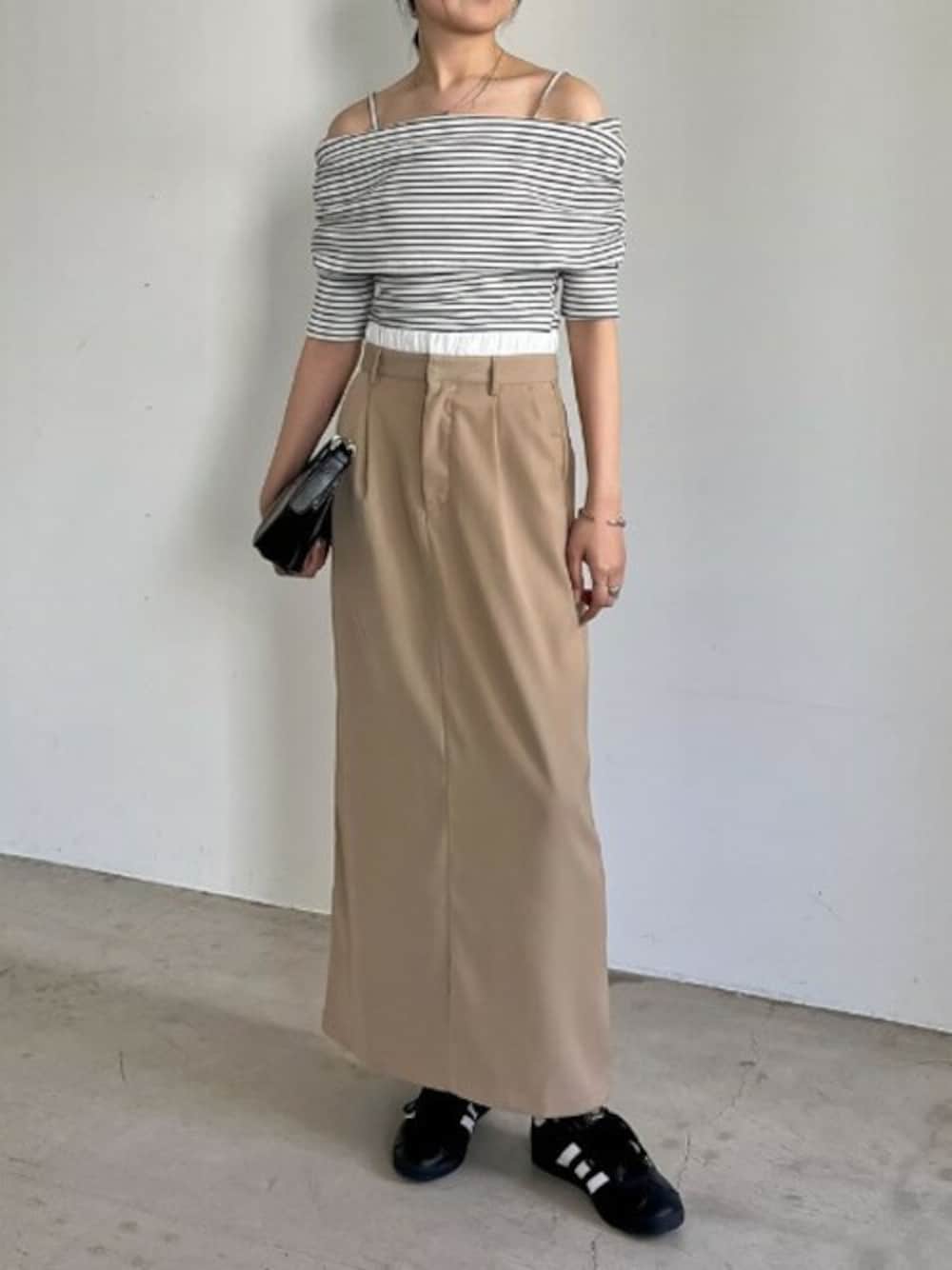 ホワイト系のTシャツ/カットソー、ベージュ系のスカートを着用したレディースの春コーディネートの1枚目の写真