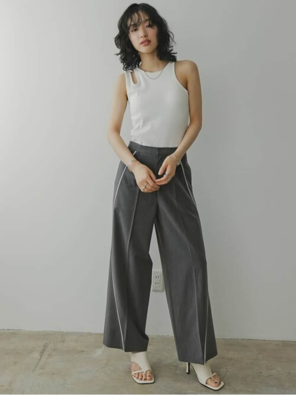 「セットアップ、お出かけコーデ、タンクトップ、きれいめカジュアル、夏コーデ、ラインパンツ、カーブパンツ、Re:EDIT、リエディ、リエディ(Re:EDIT)」｜「Re:EDITのカップ付きアシメデザインタンク（タンクトップ、ホワイト系）」を使った、reedit_officialさん（レディース・167cm）の夏コーディネートの1枚目の写真