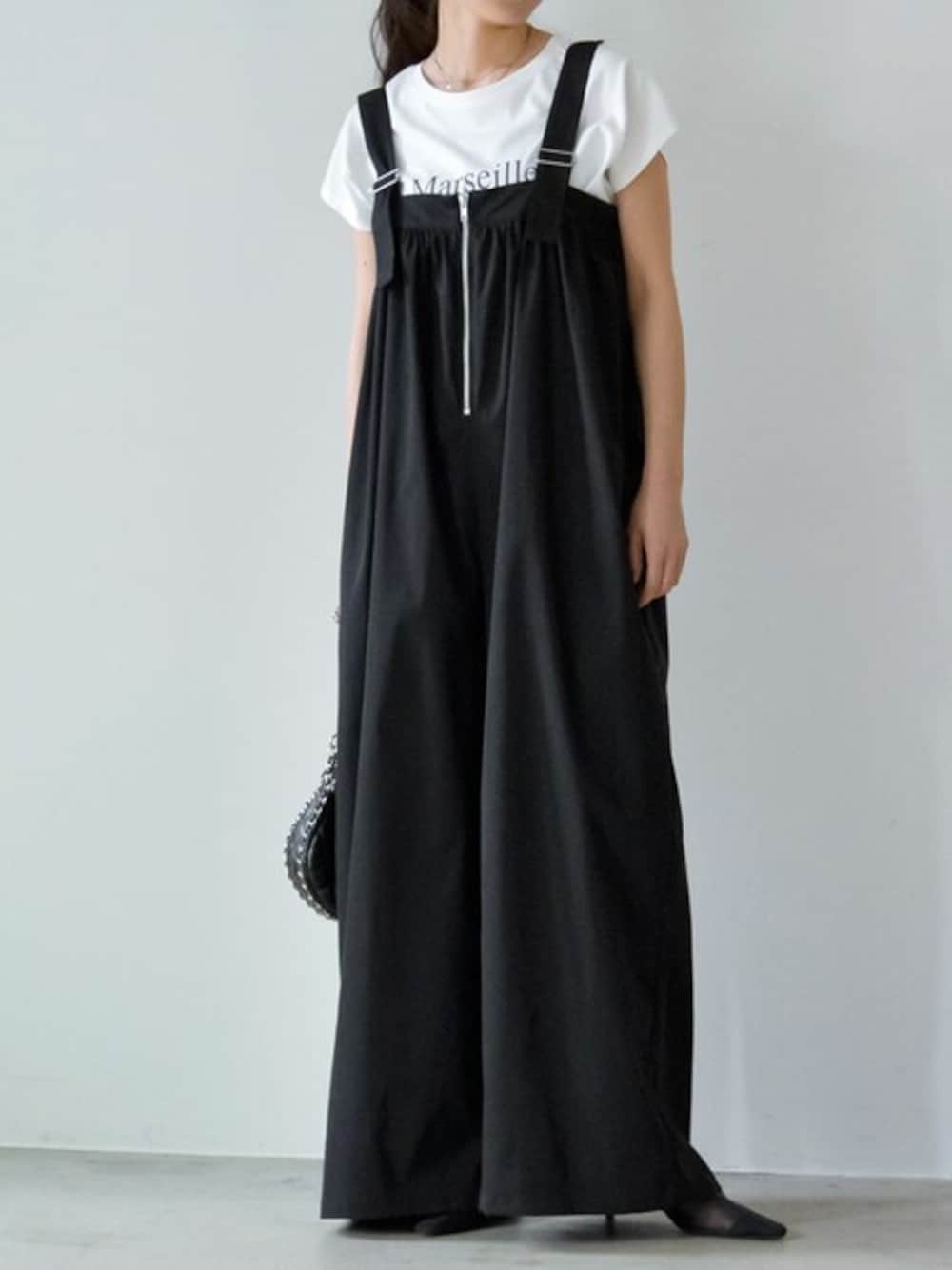 「ワンピース、サロペット、お出かけコーデ、きれいめカジュアル、夏コーデ、低身長、Tシャツコーデ、Re:EDIT、リエディ、リエディ(Re:EDIT)」｜「Re:EDITの[低身長サイズ有]シャークスキンオールインワン（つなぎ/オールインワン、ブラック系）」を使った、reedit_officialさん（レディース・158cm）の夏コーディネートの1枚目の写真