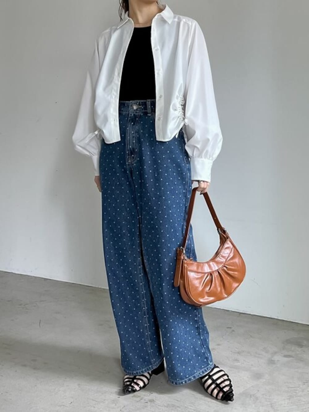 「オーバーサイズ、お出かけコーデ、きれいめカジュアル、トラックパンツ、夏コーデ、ジャージーパンツ、Tシャツコーデ、Re:EDIT、リエディ、リエディ(Re:EDIT)」｜「Re:EDITの[2024SS COLLECTION]ドロストリボンクロップドシャツ（シャツ/ブラウス、ホワイト系）」を使った、reedit_officialさん（レディース・158cm）の夏コーディネートの1枚目の写真