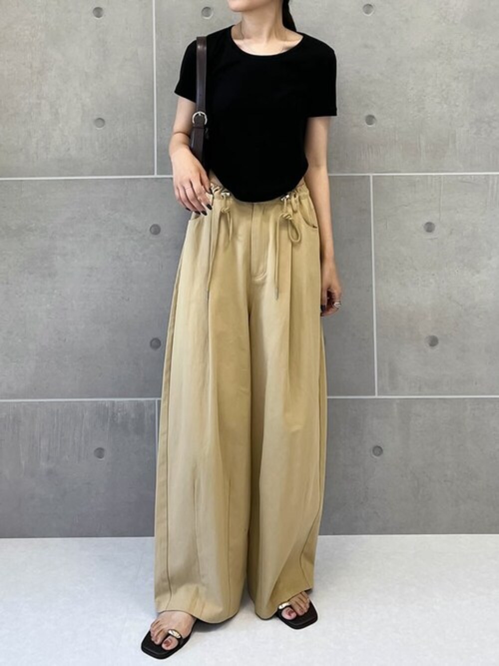 「Tシャツ、バルーンパンツ、きれいめカジュアル、夏コーデ、コンパクトトップス、ドロストパンツ、Re:EDIT、リエディ、バナナパンツ、リエディ(Re:EDIT)」｜「Re:EDITの[神山まりあさん着用][2024 SUMMER COLLECTION]ハイレグデザインコンパクトTシャツ（Tシャツ/カットソー、ブラック系）」を使った、reedit_officialさん（レディース・163cm）の夏コーディネートの1枚目の写真