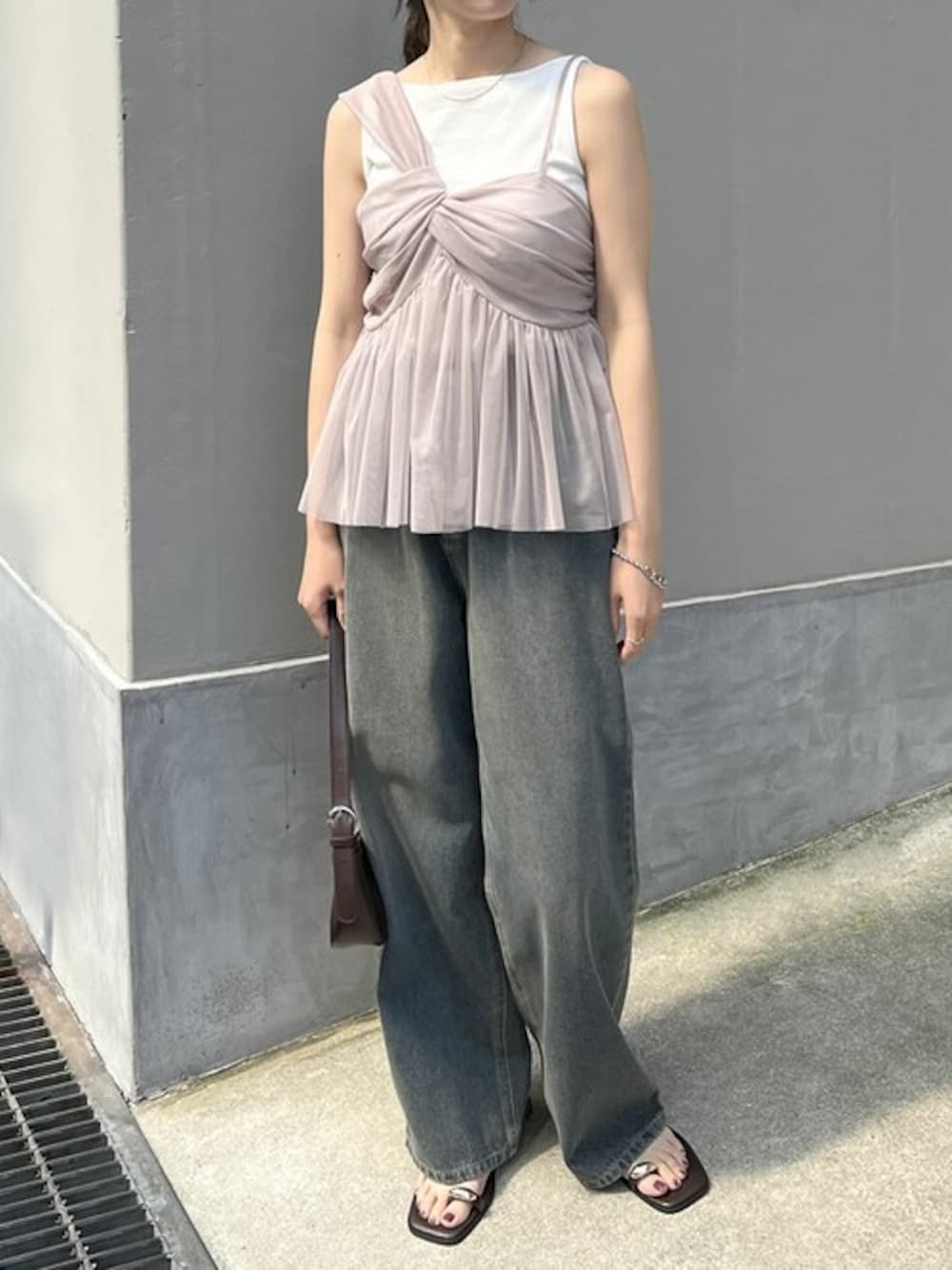 「デニム、ビスチェ、お出かけコーデ、きれいめカジュアル、夏コーデ、チュールトップス、Re:EDIT、リエディ、シアートップス、リエディ(Re:EDIT)」｜「Re:EDITの[新色追加][販売枚数1万枚突破][お気に入り登録数8万]ソフトチュールアシンメトリーデザインキャミソールトップス（キャミソール、ベージュ系）」を使った、reedit_officialさん（レディース・158cm）の夏コーディネートの1枚目の写真