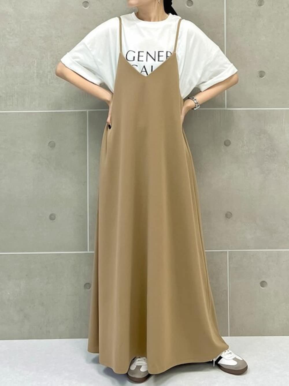 「ロゴT、Tシャツ、お出かけコーデ、きれいめカジュアル、ロングワンピース、夏コーデ、キャミワンピース、Re:EDIT、リエディ、リエディ(Re:EDIT)」｜「Re:EDITのオーバーサイズロゴＴシャツ（Tシャツ/カットソー、ホワイト系）」を使った、reedit_officialさん（レディース・163cm）の夏コーディネートの1枚目の写真