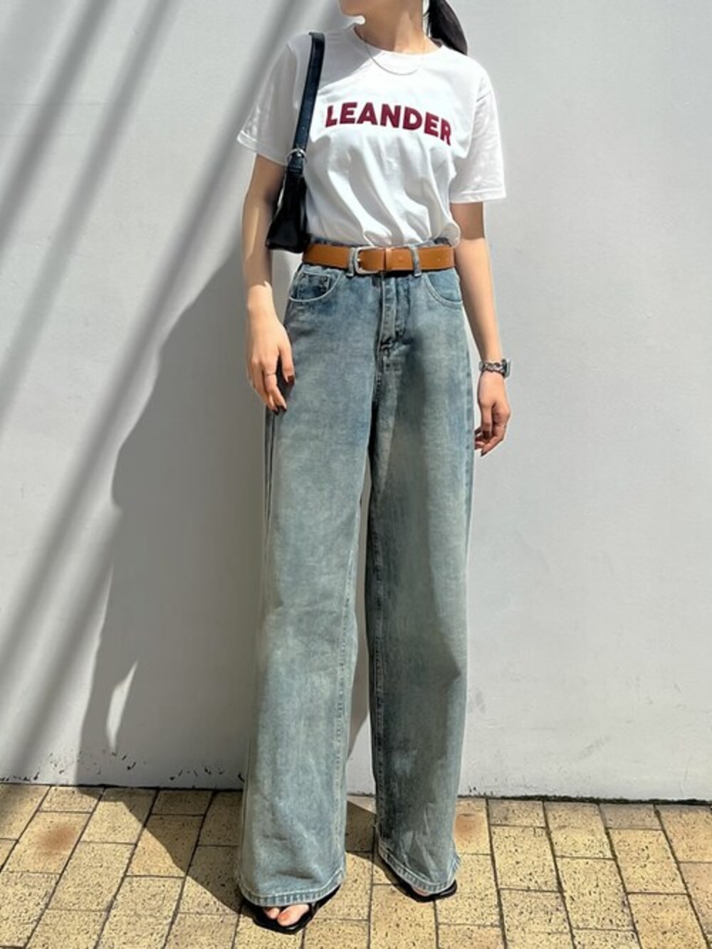 ホワイト系のTシャツ/カットソー、ブルー系のデニムパンツを着用したレディースの夏コーディネートの1枚目の写真