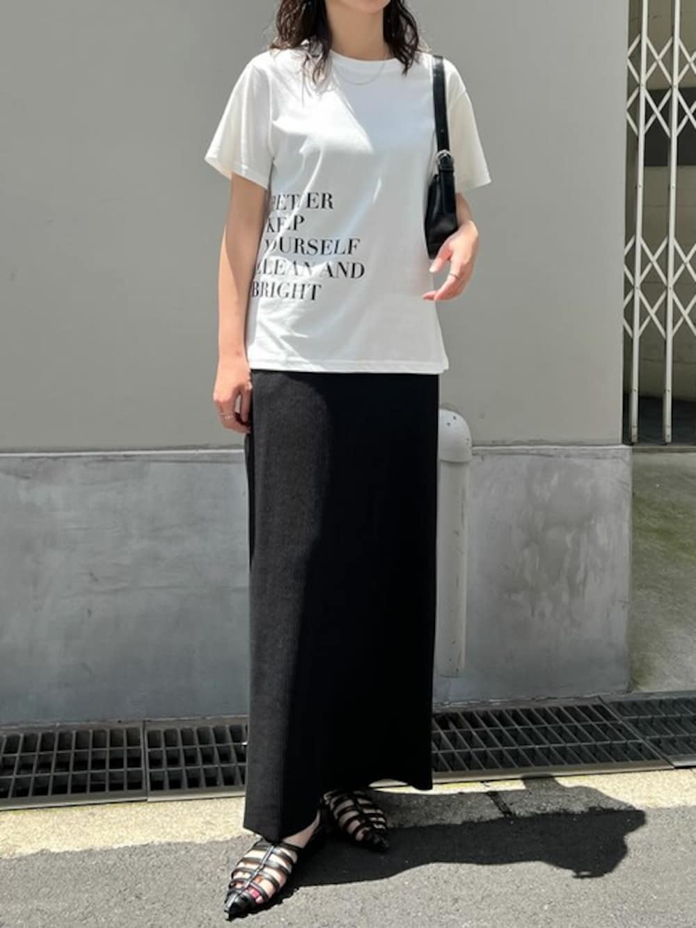 「ロゴT、Tシャツ、お出かけコーデ、きれいめカジュアル、夏コーデ、セルフカット、リブスカート、Re:EDIT、リエディ、リエディ(Re:EDIT)」｜「Re:EDITの[着た瞬間ひんやり][接触冷感][UVカット]サイドメッセージロゴTシャツ（Tシャツ/カットソー、ホワイト系）」を使った、reedit_officialさん（レディース・157cm）の夏コーディネートの1枚目の写真