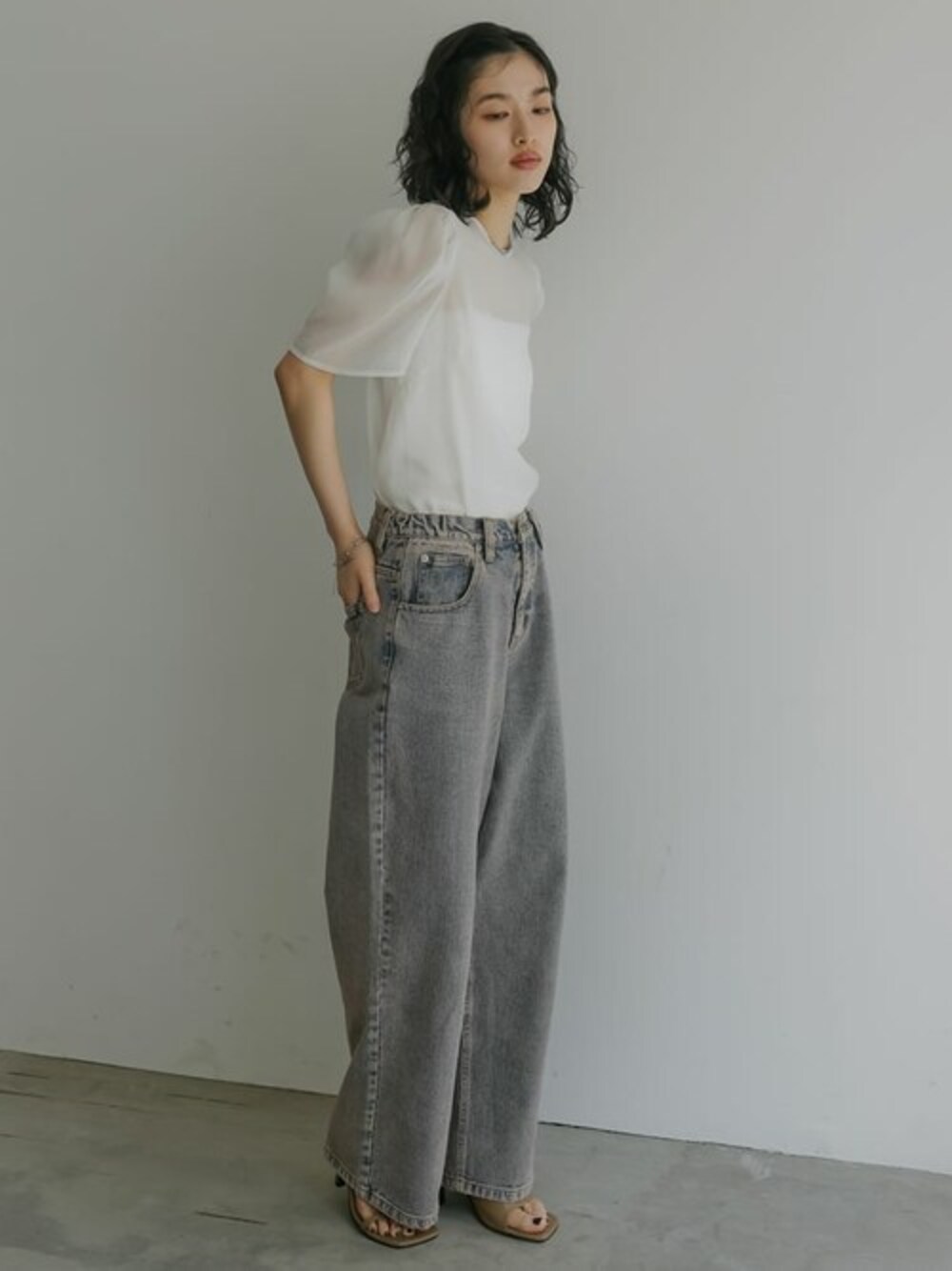 ホワイト系のシャツ/ブラウス、ピンク系のデニムパンツを着用したレディースの夏コーディネートの1枚目の写真