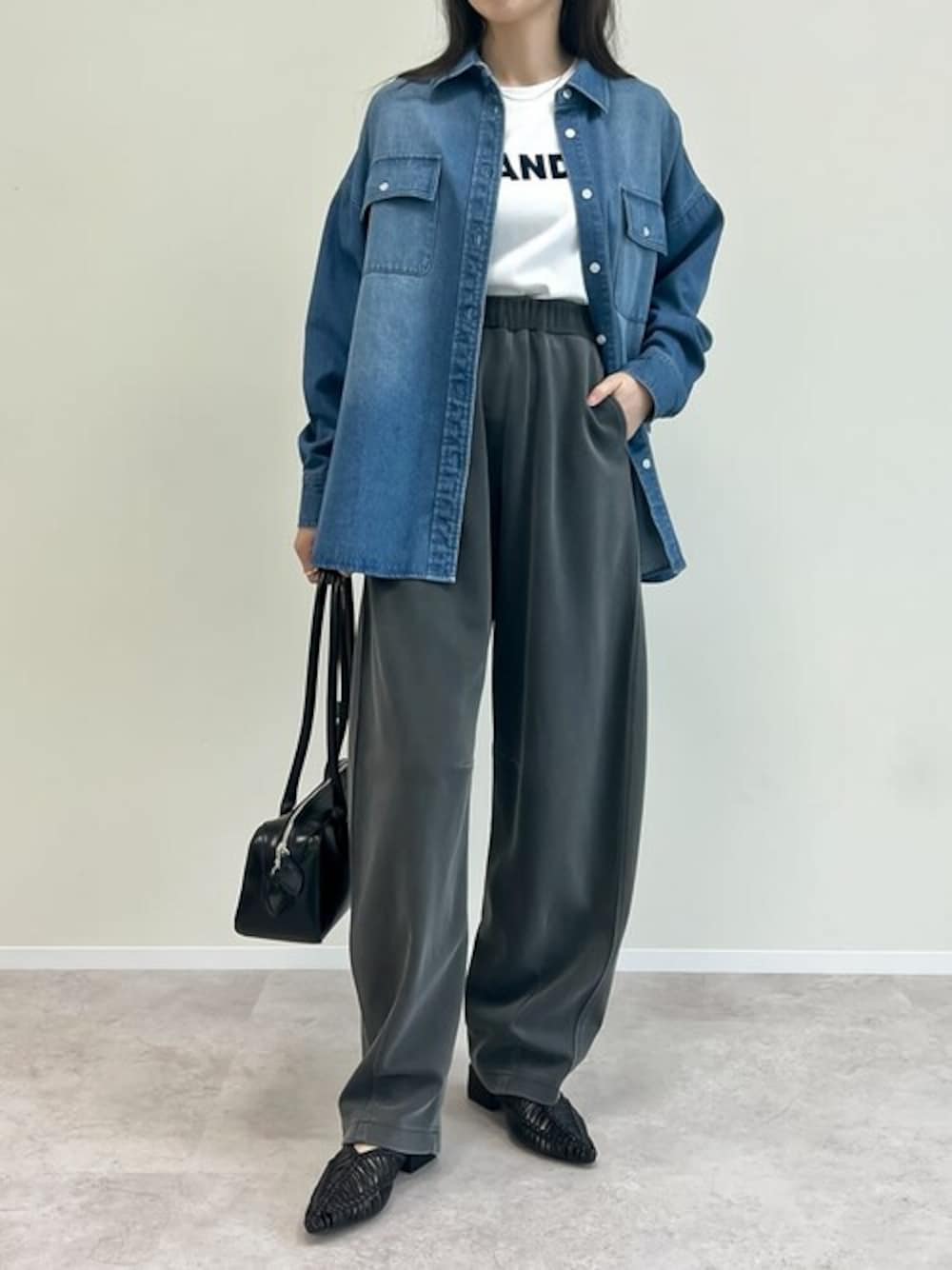 「スウェット、デニムジャケット、お出かけコーデ、きれいめカジュアル、春コーデ、カーブパンツ、Re:EDIT、リエディ、リエディ(Re:EDIT)、バレルレッグ」｜「Re:EDITの[2025SS COLLECTION]ダブルポケットダンガリーシャツ（シャツ/ブラウス、ブルー系）」を使った、reedit_officialさん（レディース・158cm）の春コーディネートの1枚目の写真