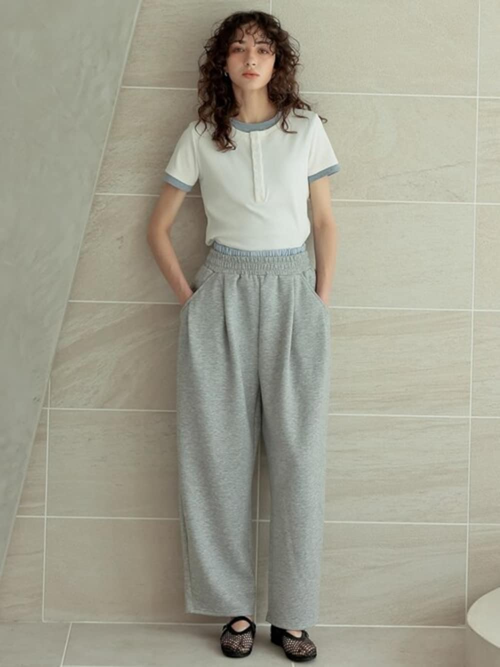 「スウェットパンツ、スウェット、グレー、バイカラー、レイヤードスタイル、配色、グレーコーデ、ヘンリーネック、Re:EDIT、リエディ」｜「Re:EDITの[2025 SUMMER PRE ORDER]配色ヘンリーネックレイヤード風半袖トップス（Tシャツ/カットソー、ホワイト系）」を使った、reedit_officialさん（レディース・172cm）の春コーディネートの1枚目の写真