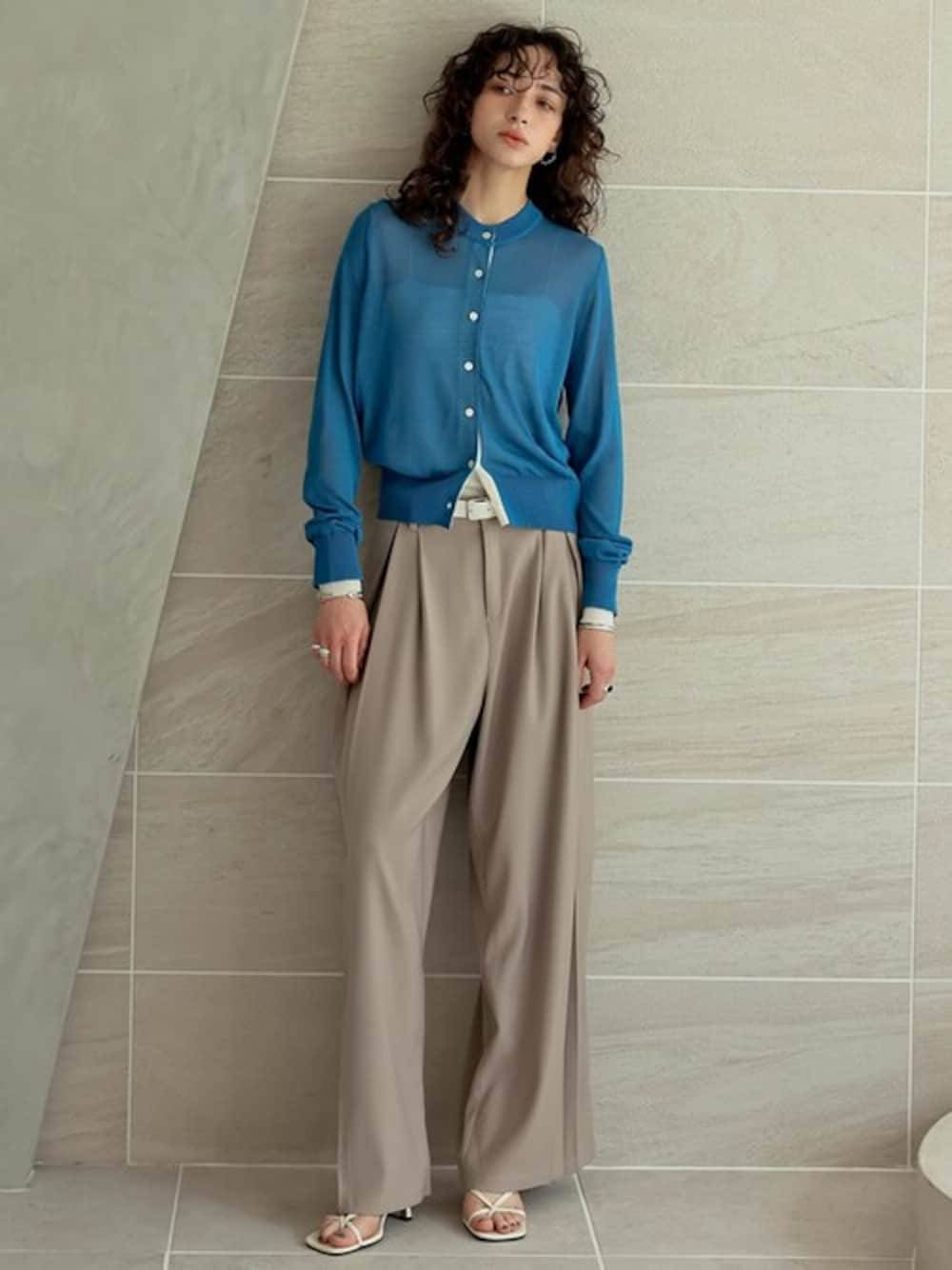 「カーディガン、ブルー、バイカラー、スラックス、タックパンツ、スラックスパンツ、サマーニット、Re:EDIT、リエディ、シアートップス」｜「Re:EDITの[2025 SUMMER PRE ORDER][涼感]配色レイヤード風シアーニットカーディガン（カーディガン/ボレロ、ブルー系）」を使った、reedit_officialさん（レディース・172cm）の春コーディネートの1枚目の写真