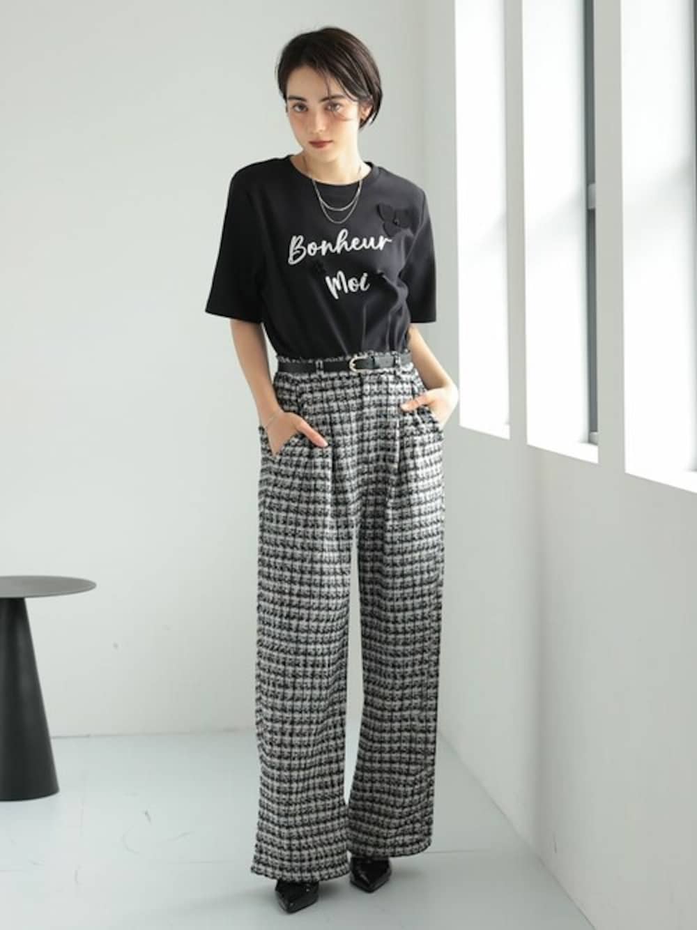 「ツイード、Tシャツ、ツイードパンツ、キレイめ、オケージョン、きれいめカジュアル、パンツスタイル、Re:EDIT、MEISM、ミズム」｜「Re:EDITの[2025SS PRE ORDER][MEISM by Re:EDIT][大きいサイズ有][UVカット][接触冷感][吸水][速乾]スムースコットン立体フラワーモチーフロゴTシャツ（Tシャツ/カットソー、ブラック系）」を使った、reedit_officialさん（レディース・163cm）の夏コーディネートの1枚目の写真