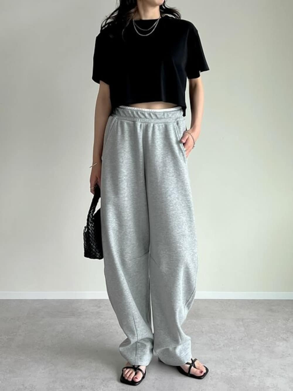 「スウェットパンツ、Tシャツ、レイヤードスタイル、大人カジュアル、リラックススタイル、楽チンコーデ、ショート丈トップス、Re:EDIT、リエディ、ダブルウエスト」｜「Re:EDITの[2025 SUMMER COLLECTION]セミクロップド半袖Tシャツ（Tシャツ/カットソー、ブラック系）」を使った、reedit_officialさん（レディース・158cm）の夏コーディネートの1枚目の写真