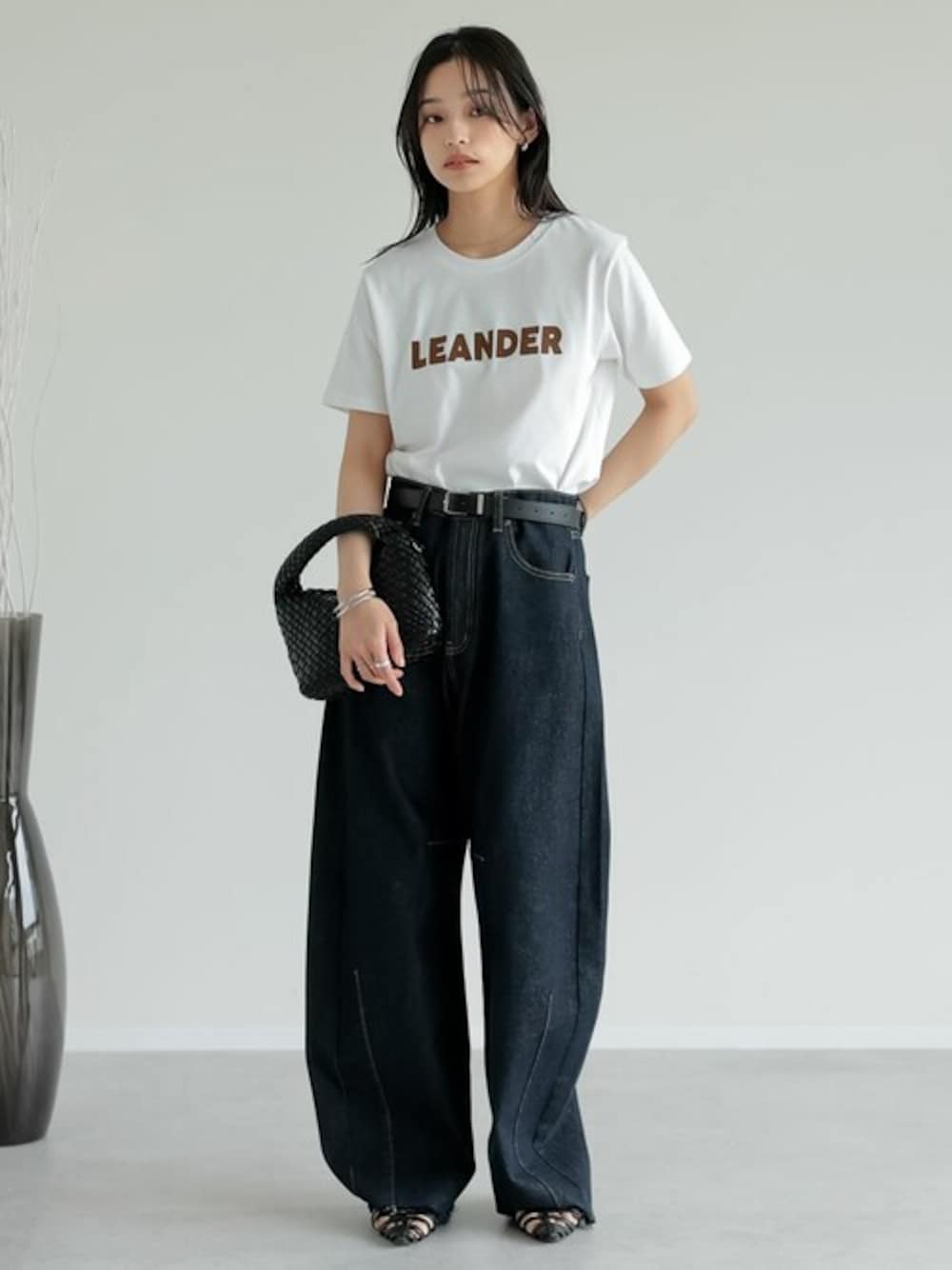 「デニム、ロゴT、Tシャツ、デニムパンツ、夏コーデ、涼しい、接触冷感、カーブデニム、Re:EDIT、バレルレッグジーンズ」｜「Re:EDITの[新デザイン追加][ひんやり冷感で快適][接触冷感][UVカット][販売枚数5.2万枚突破]フロッキーゴシックロゴTシャツ（Tシャツ/カットソー、ホワイト系）」を使った、reedit_officialさん（レディース・163cm）の夏コーディネートの1枚目の写真