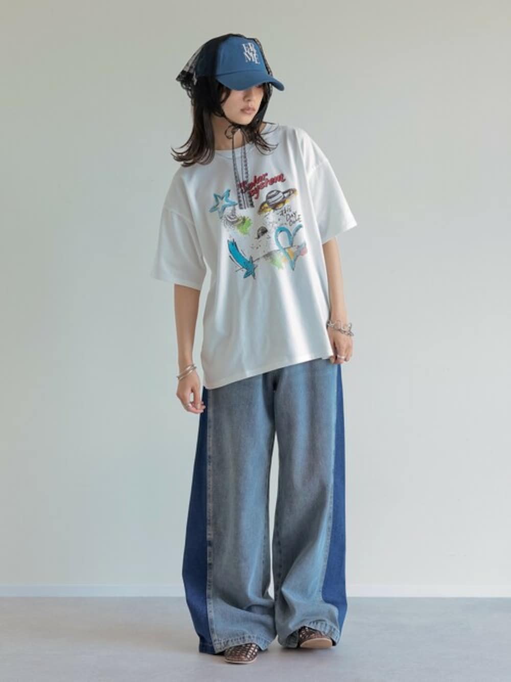 「トレンド、Tシャツ、ヴィンテージ、ビックシルエット、ootd、グラフィックＴ、ＵＶカット、体型カバー、Re:EDIT、冷感」｜「Re:EDITの[UVカット][接触冷感]オーバーサイズプラネットグラフィックTシャツ（Tシャツ/カットソー、ホワイト系）」を使った、reedit_officialさん（レディース・158cm）の夏コーディネートの1枚目の写真
