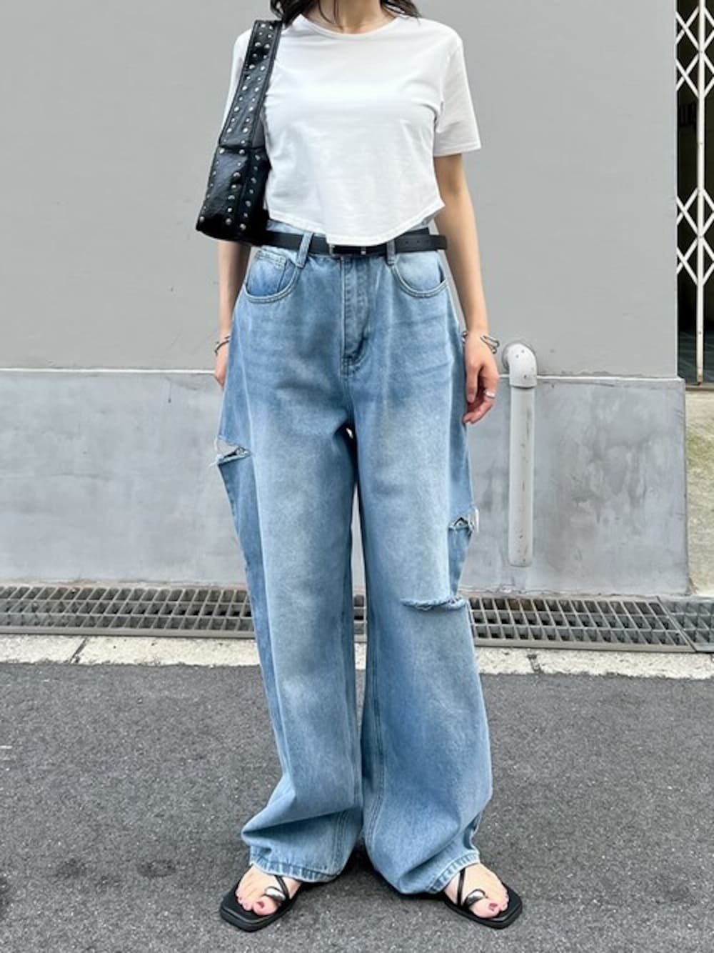 「デニム、Tシャツ、ダメージデニムパンツ、シンプルコーデ、夏コーデ、コンパクトトップス、コンパクト、Tシャツ×デニム、Re:EDIT、スリットデニム」｜「Re:EDITの[販売枚数3万枚突破][お気に入り登録数3.7万][低身長/高身長サイズ有]サイドスリットワイドストレートコットンデニムパンツ（デニムパンツ、ブルー系）」を使った、reedit_officialさん（レディース・158cm）の夏コーディネートの1枚目の写真