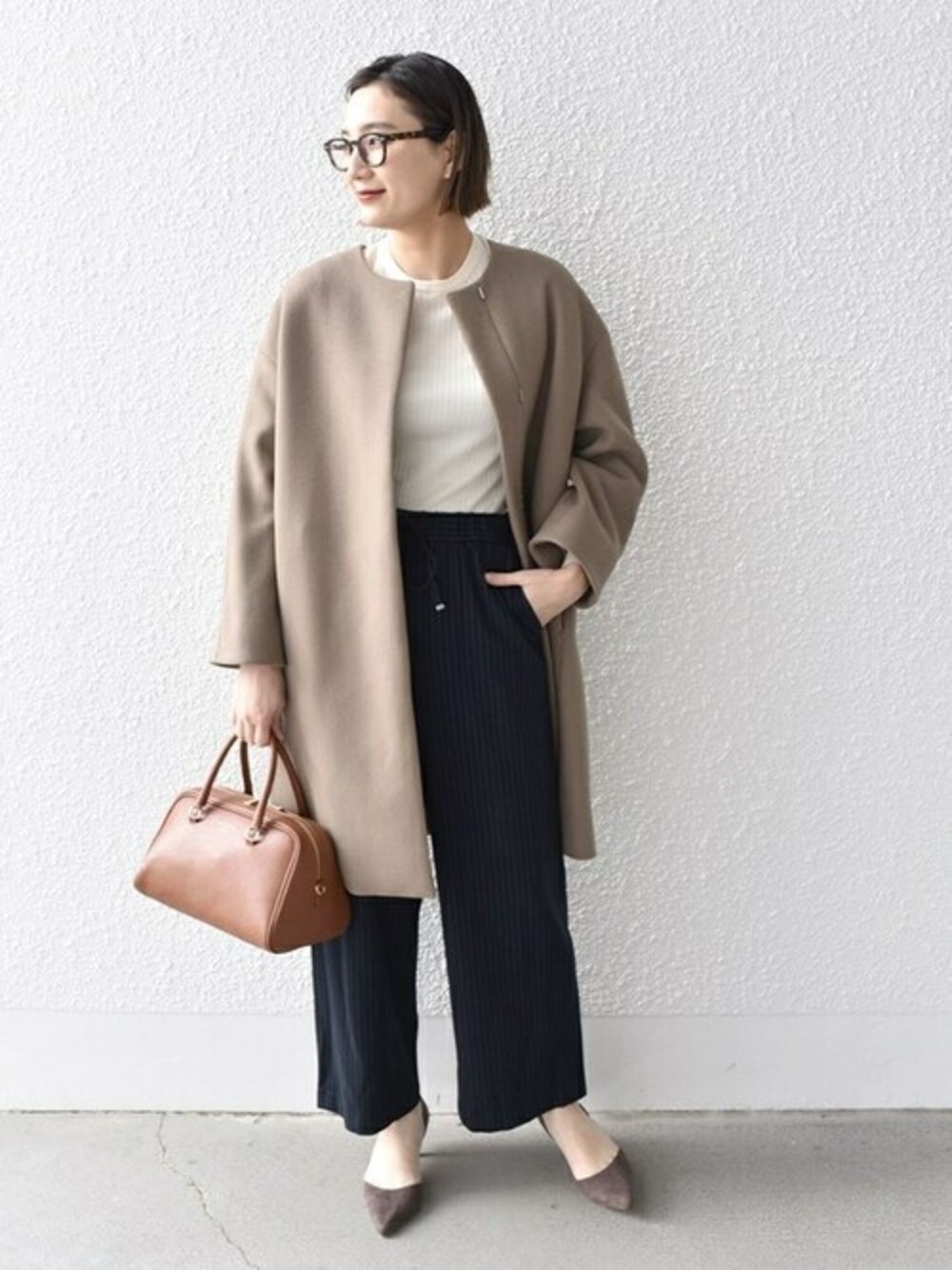 「コート、パンツ、パンプス、ストライプ、ノーカラーコート、ボトム、MANTECO」｜「SHIPSのMANTECO ノーカラー ミディコート◇（ノーカラーコート、ブラウン系）」を使った、小林さん（レディース・165cm）の冬コーディネートの1枚目の写真