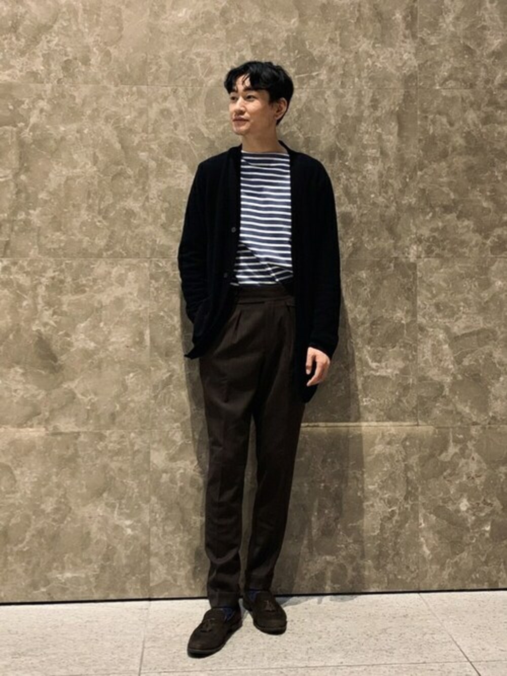 ブルー系のカーディガン/ボレロを着用したメンズの夏コーディネートの1枚目の写真