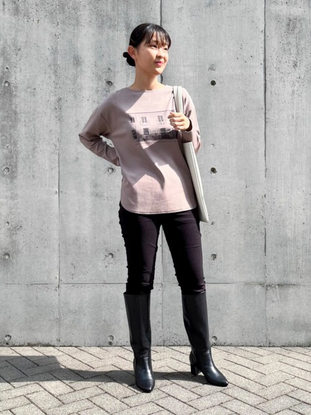 ブラウン系のTシャツ/カットソー、ブラック系のその他パンツ、ブラック系のブーツを着用したレディースの秋コーディネートの1枚目の写真
