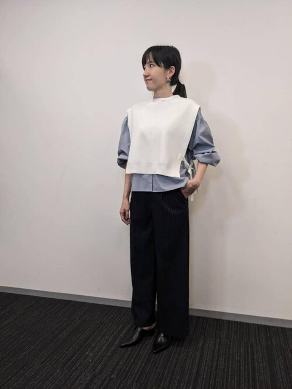 ブルー系のシャツ/ブラウス、ホワイト系のベスト、ブルー系のその他パンツを着用したレディースの春コーディネートの1枚目の写真