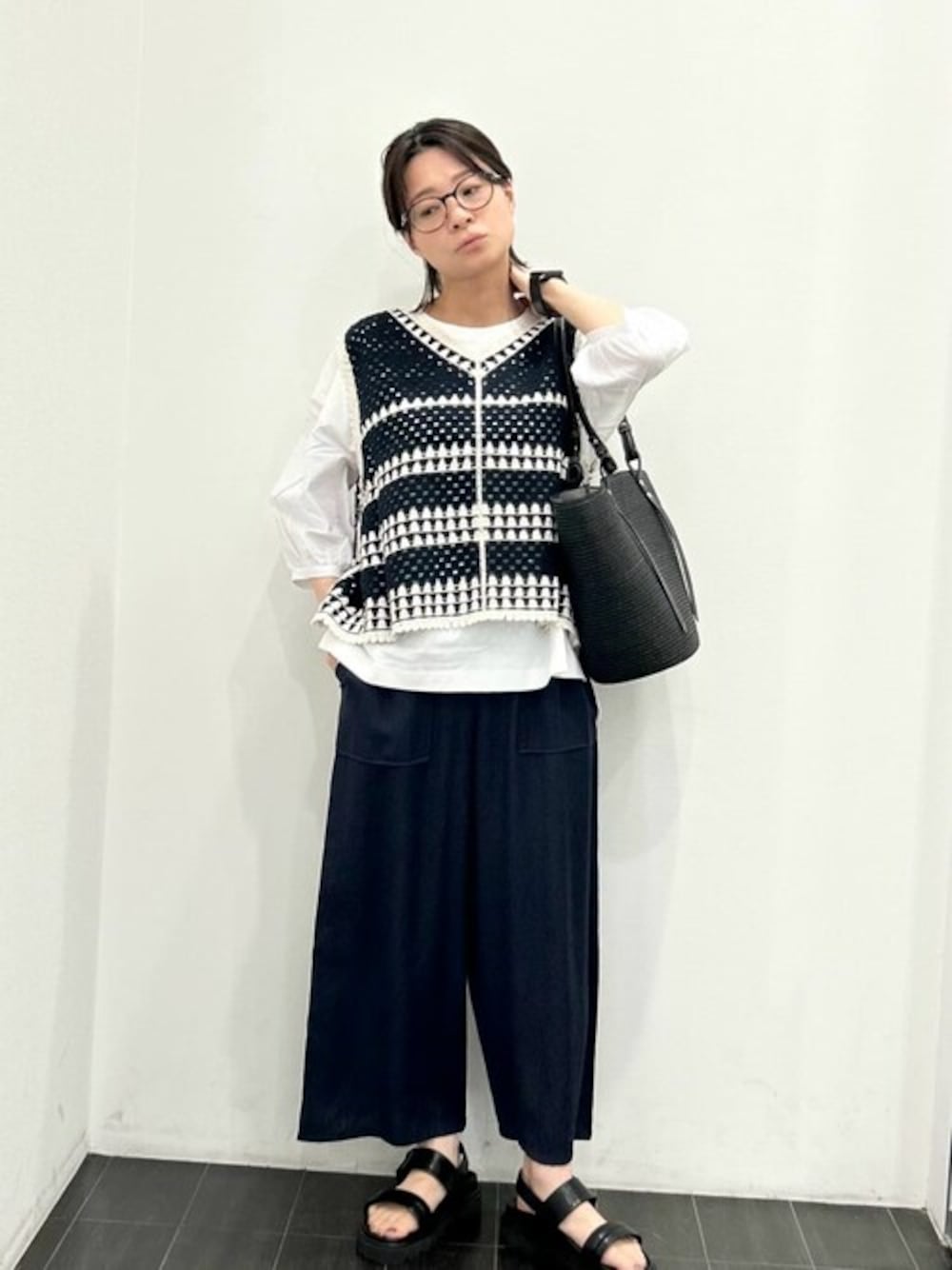 ブルー系のベスト、ホワイト系のTシャツ/カットソー、ブルー系のその他パンツを着用したレディースの夏コーディネートの1枚目の写真